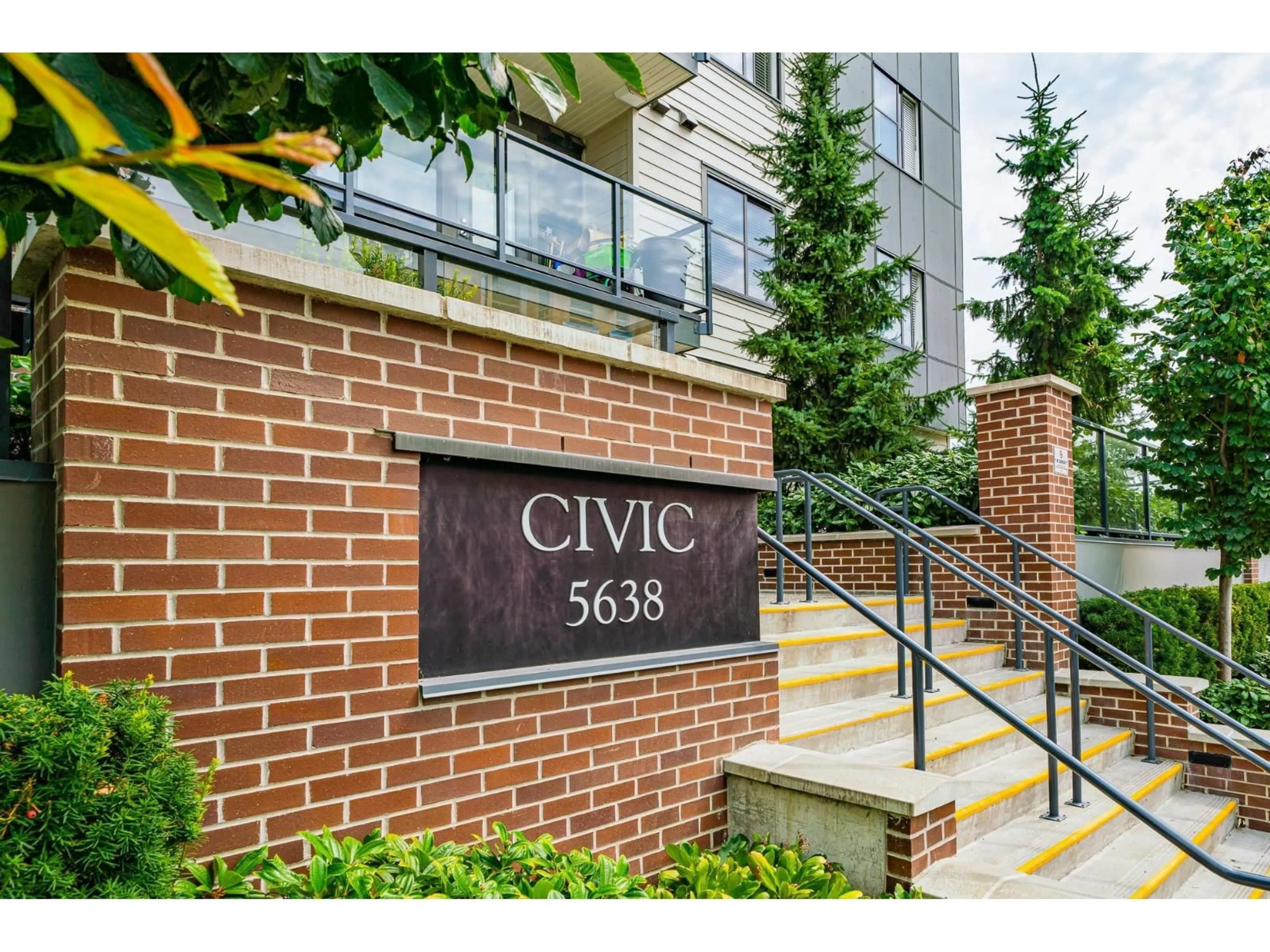 Indoor foyer for 419 - 5638 201A, Langley British Columbia V3A0L8
