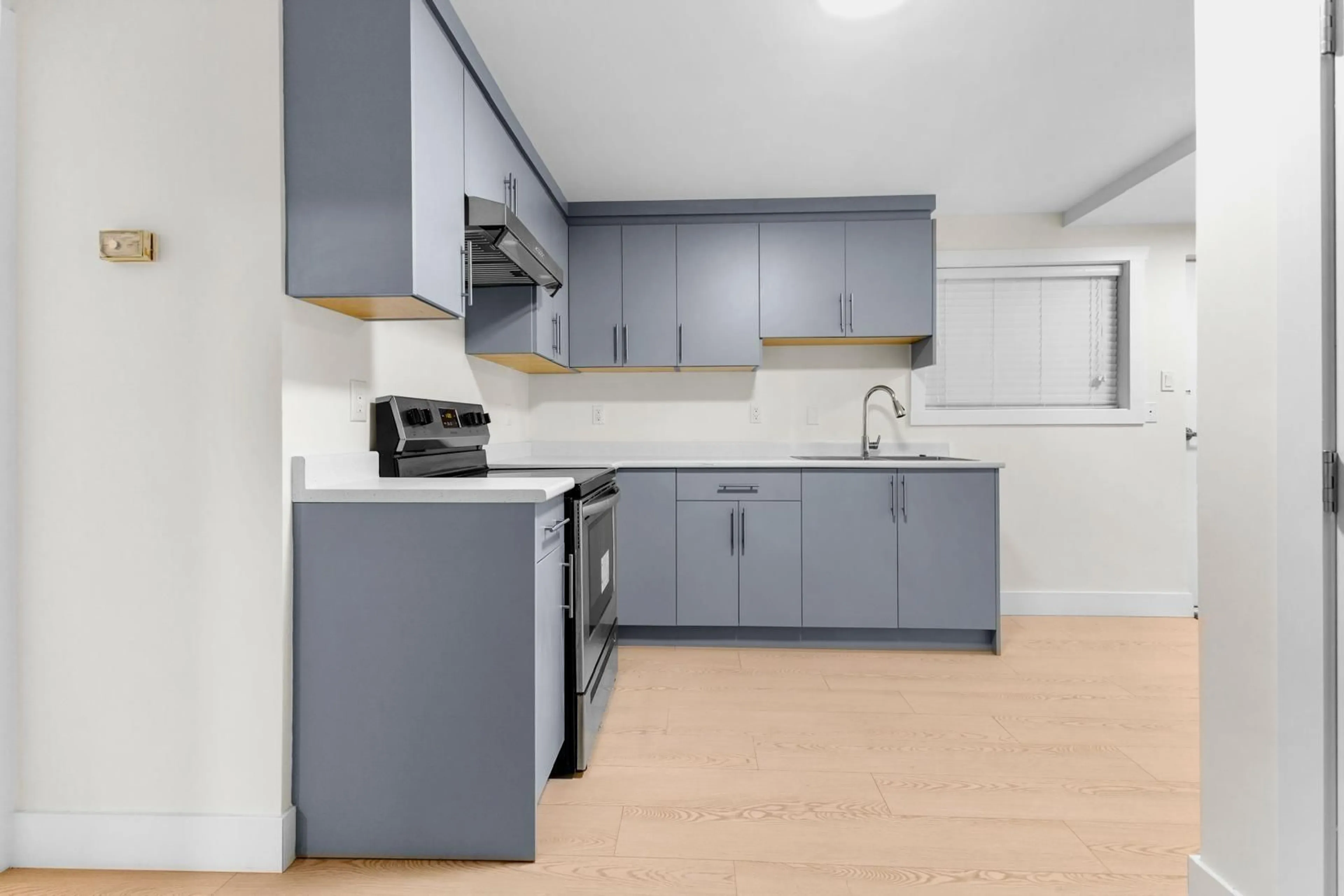 Standard kitchen, unknown for 11633 87A, Delta British Columbia V4C3B2