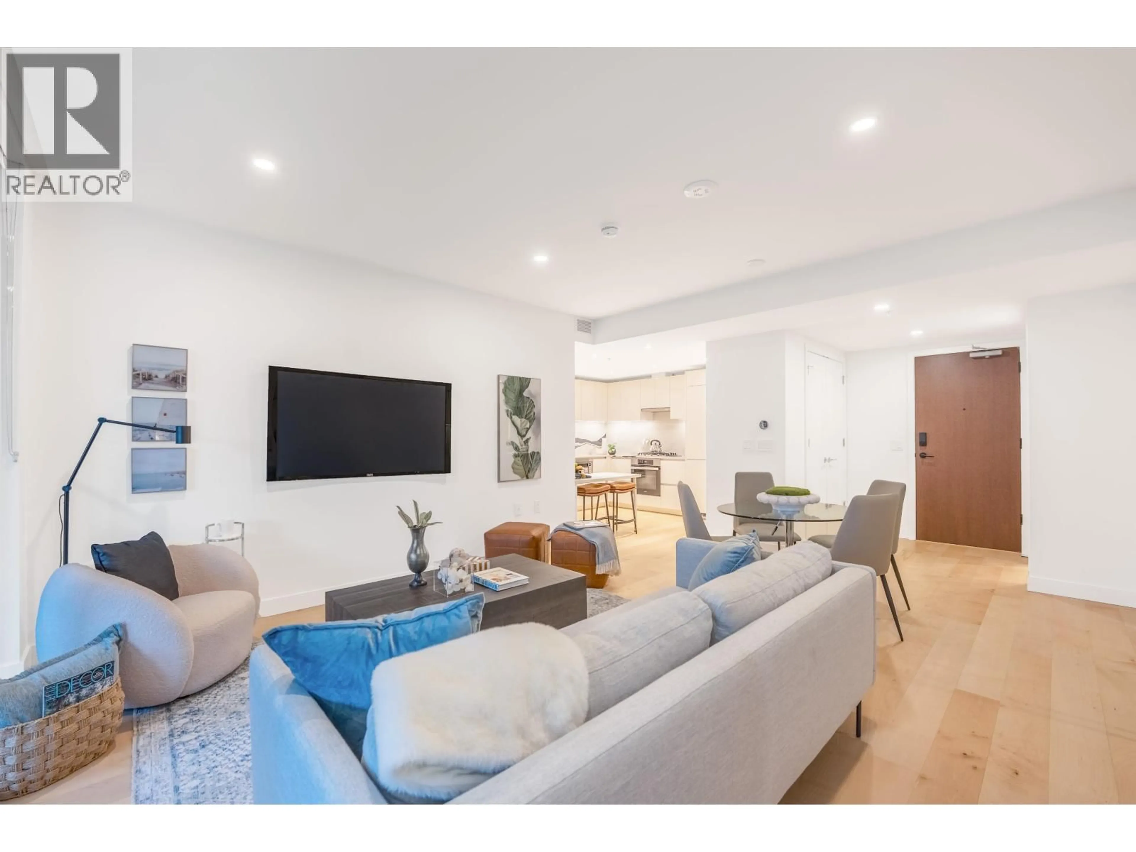Living room with furniture, unknown for 515 - 135 13TH STREET, North Vancouver British Columbia V7L0J8