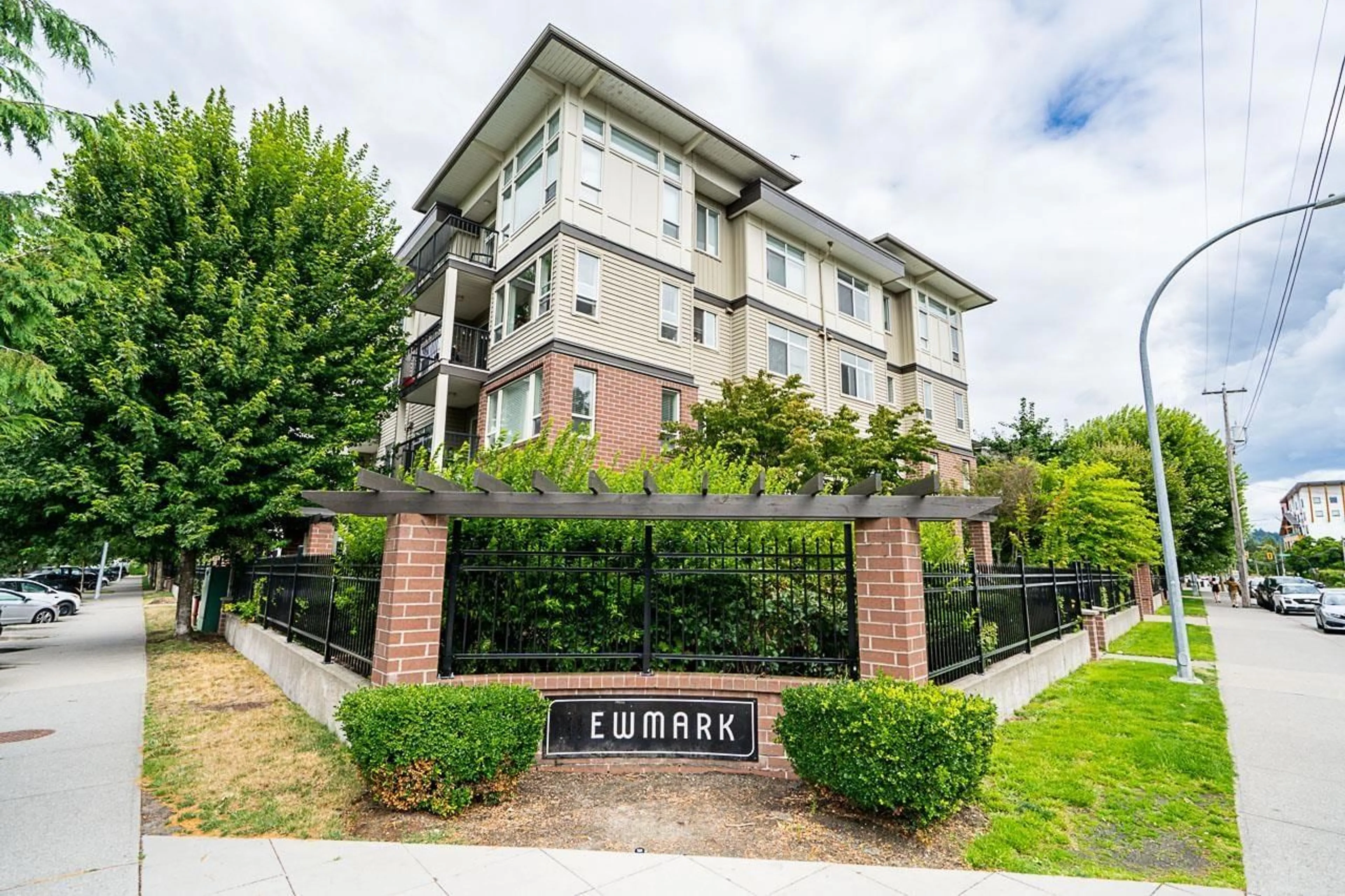 A pic from outside/outdoor area/front of a property/back of a property/a pic from drone, building for 103 - 46289 YALE ROAD, Chilliwack British Columbia V2P0B9