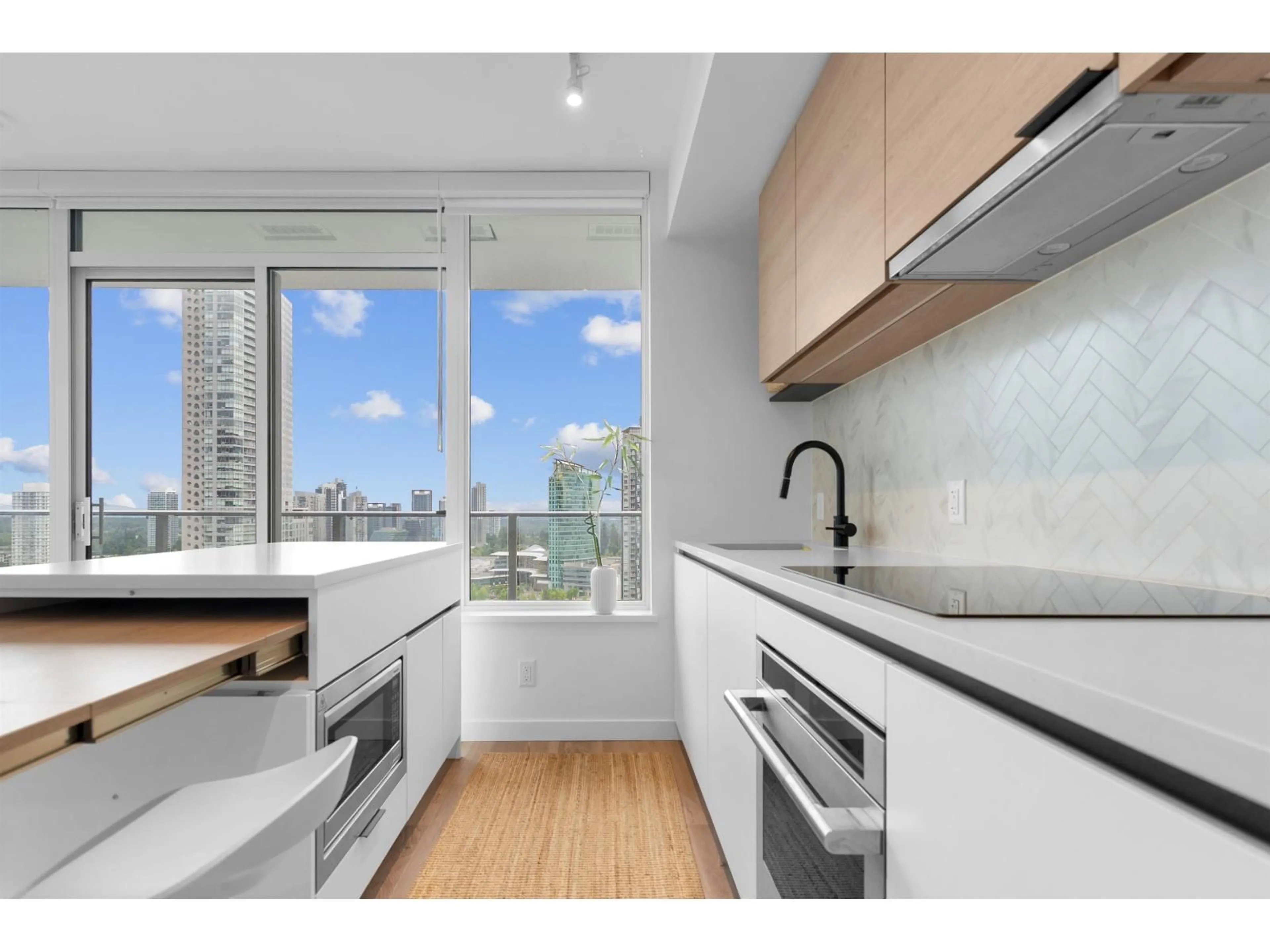 Standard kitchen, wood/laminate floor for 2508 - 13428 105, Surrey British Columbia V3T0S6