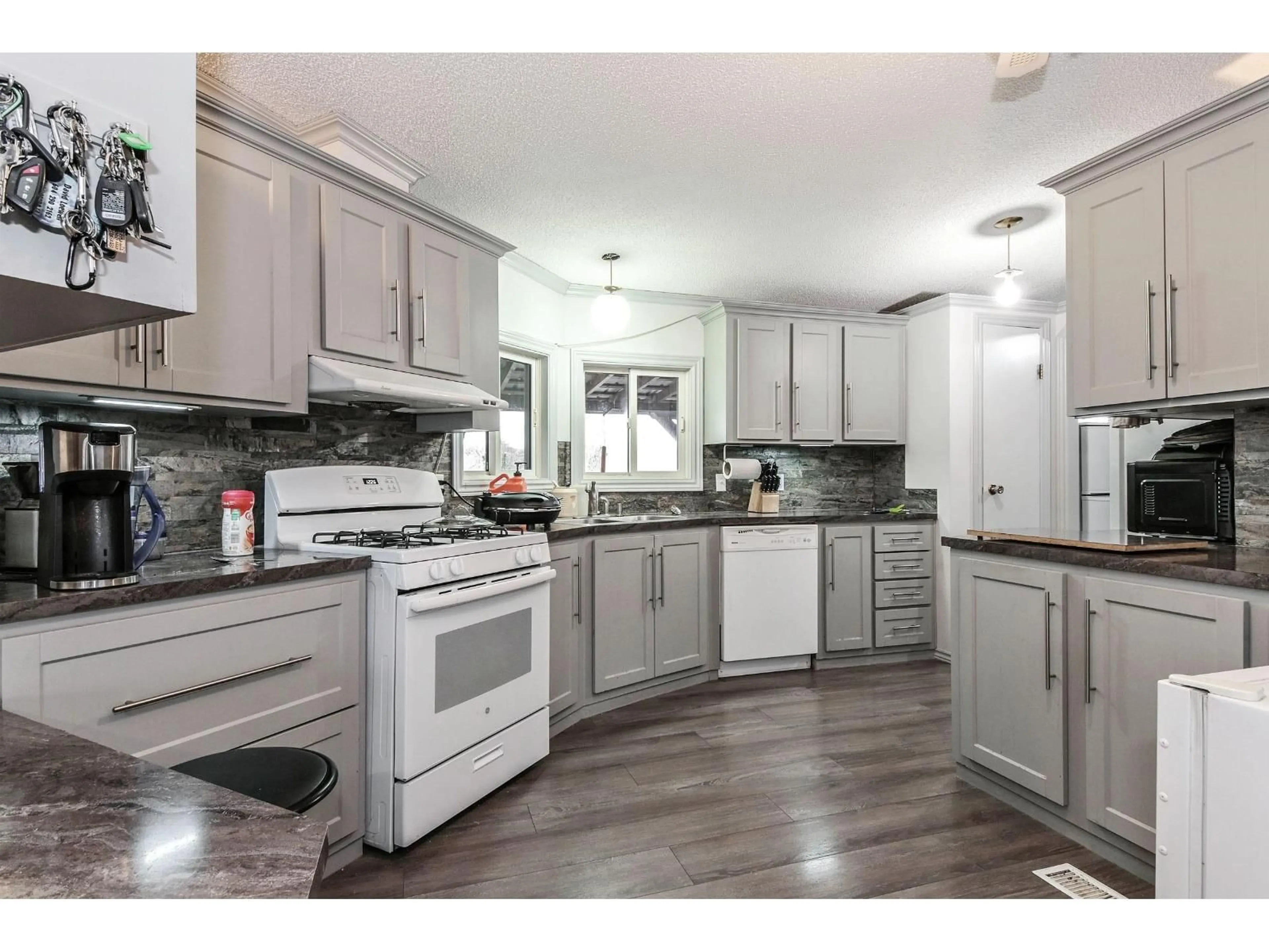 Open concept kitchen, unknown for 24643 21B, Langley British Columbia V2Z1J3