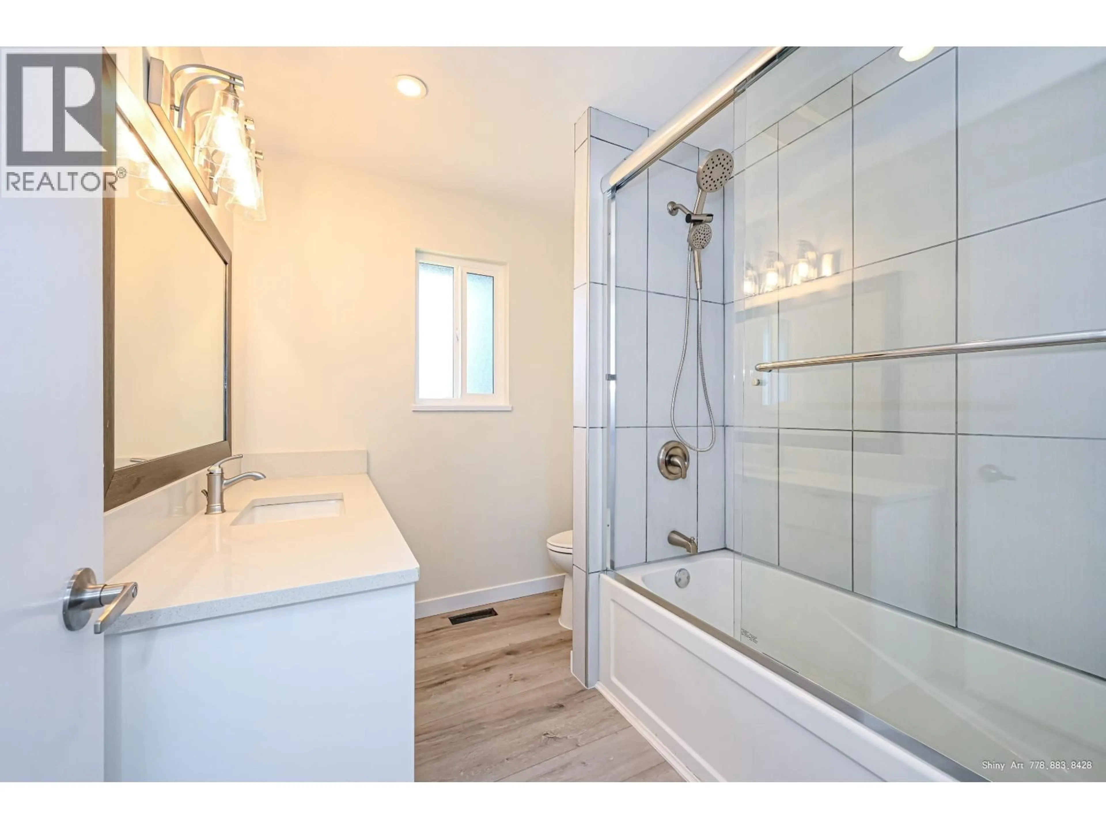 Contemporary bathroom, ceramic/tile floor for 5546 MAPLE CRESCENT, Delta British Columbia V4K1G4