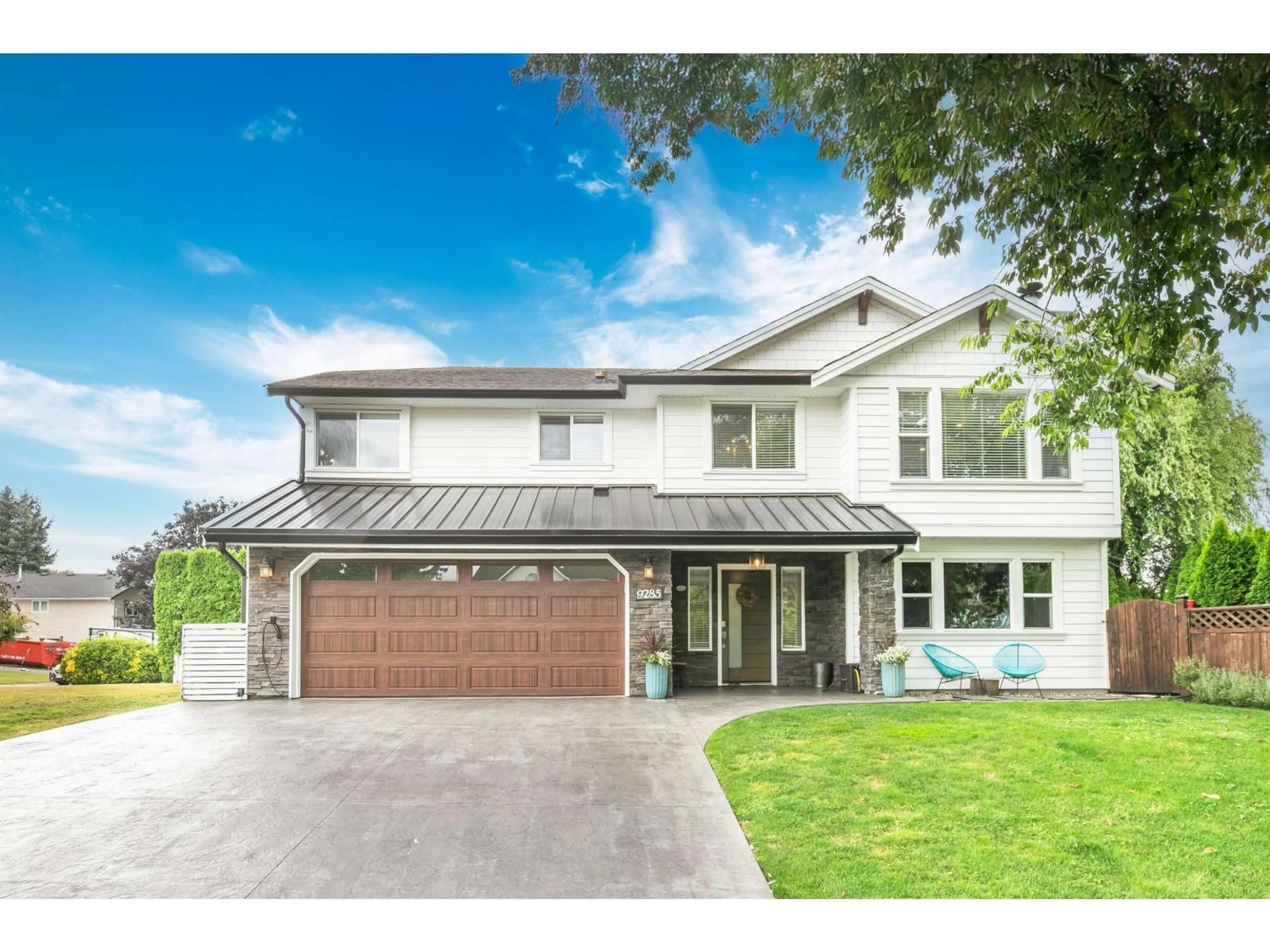 Home with vinyl exterior material, street for 9285 211, Langley British Columbia V1M2B2