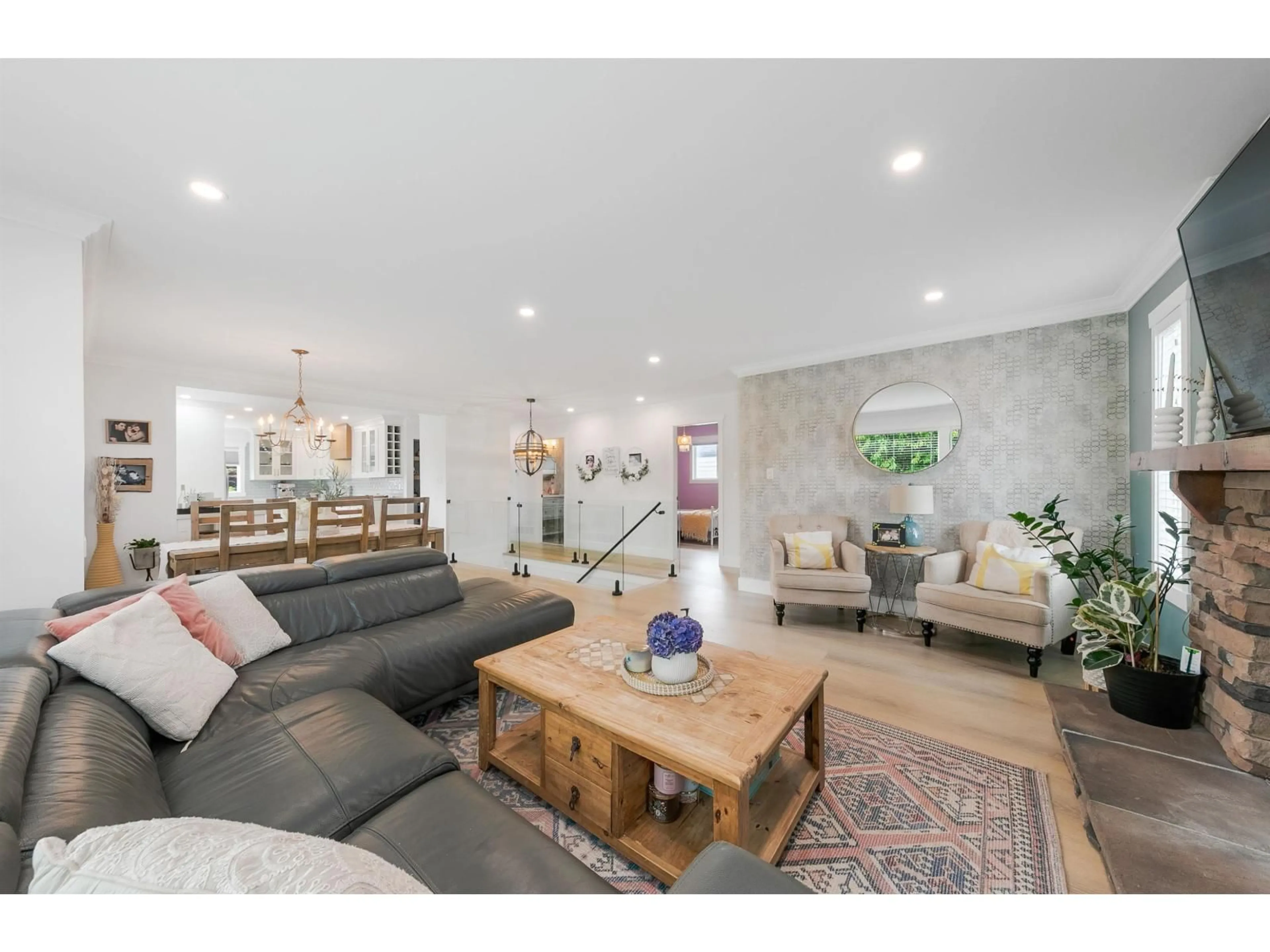 Living room with furniture, unknown for 9285 211, Langley British Columbia V1M2B2