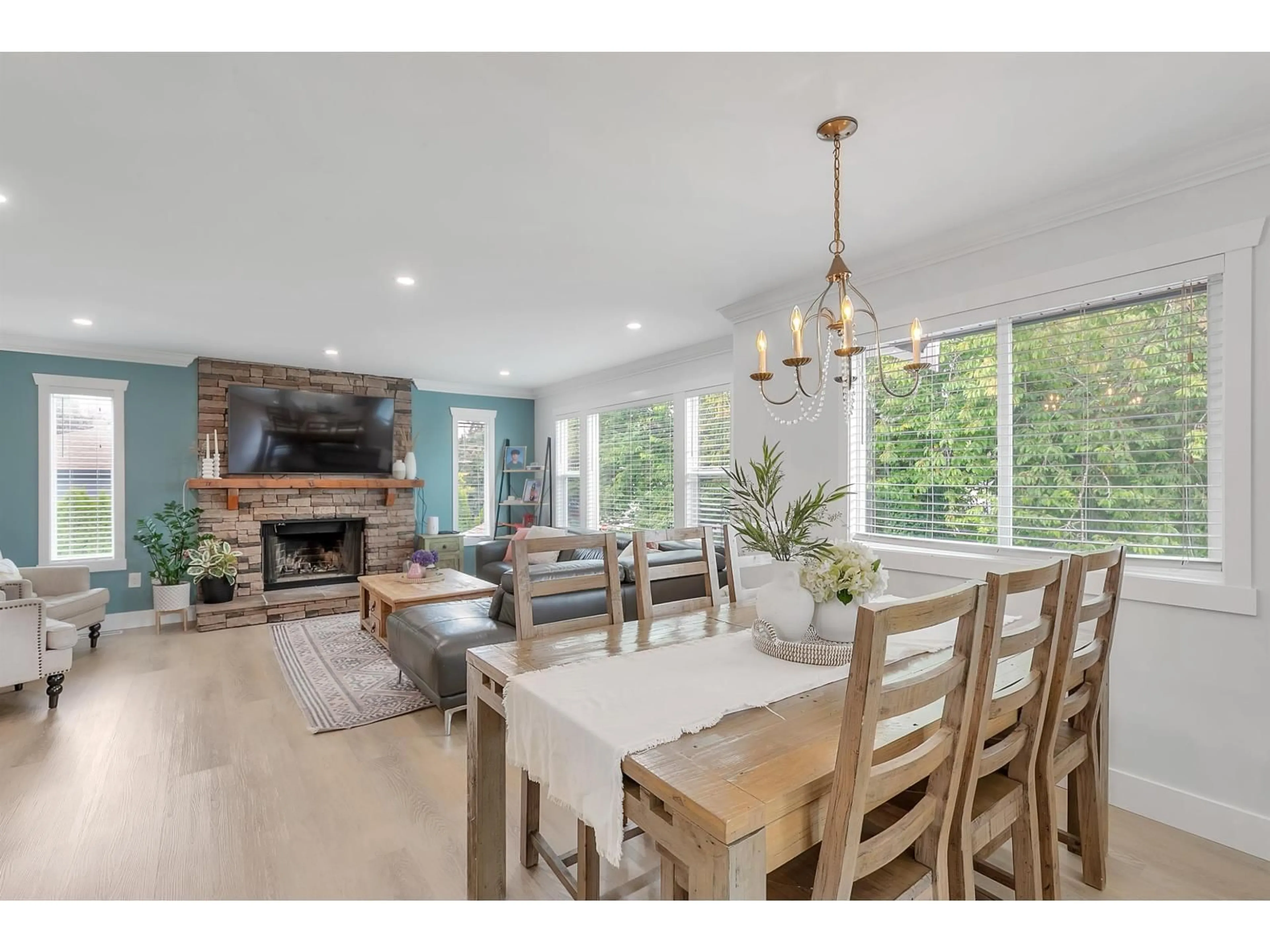 Open concept kitchen, wood/laminate floor for 9285 211, Langley British Columbia V1M2B2