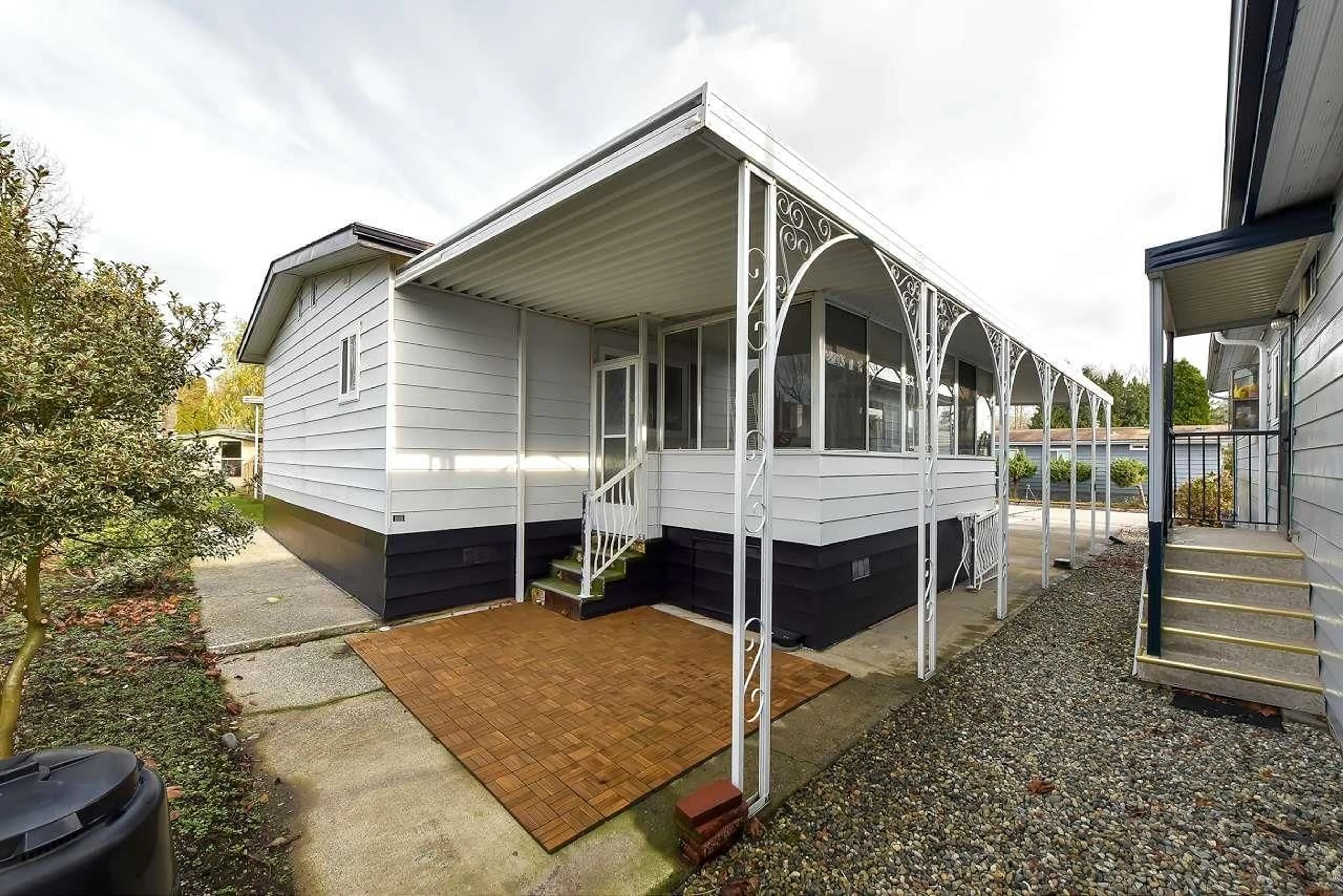 Home with vinyl exterior material, building for 5 - 1640 162, Surrey British Columbia V4A6Y9