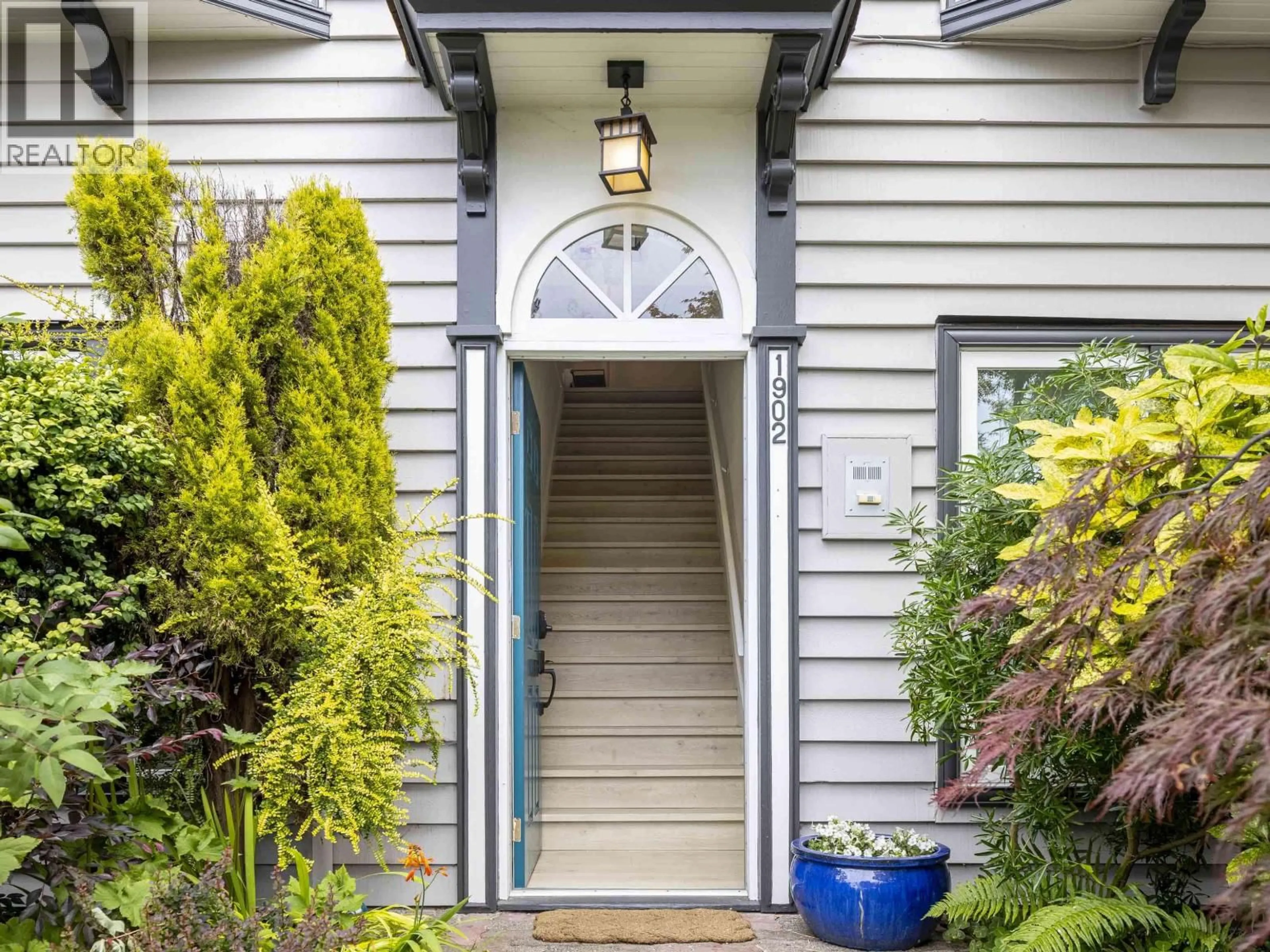 Indoor entryway for 1902 STEPHENS STREET, Vancouver British Columbia V6K3V9