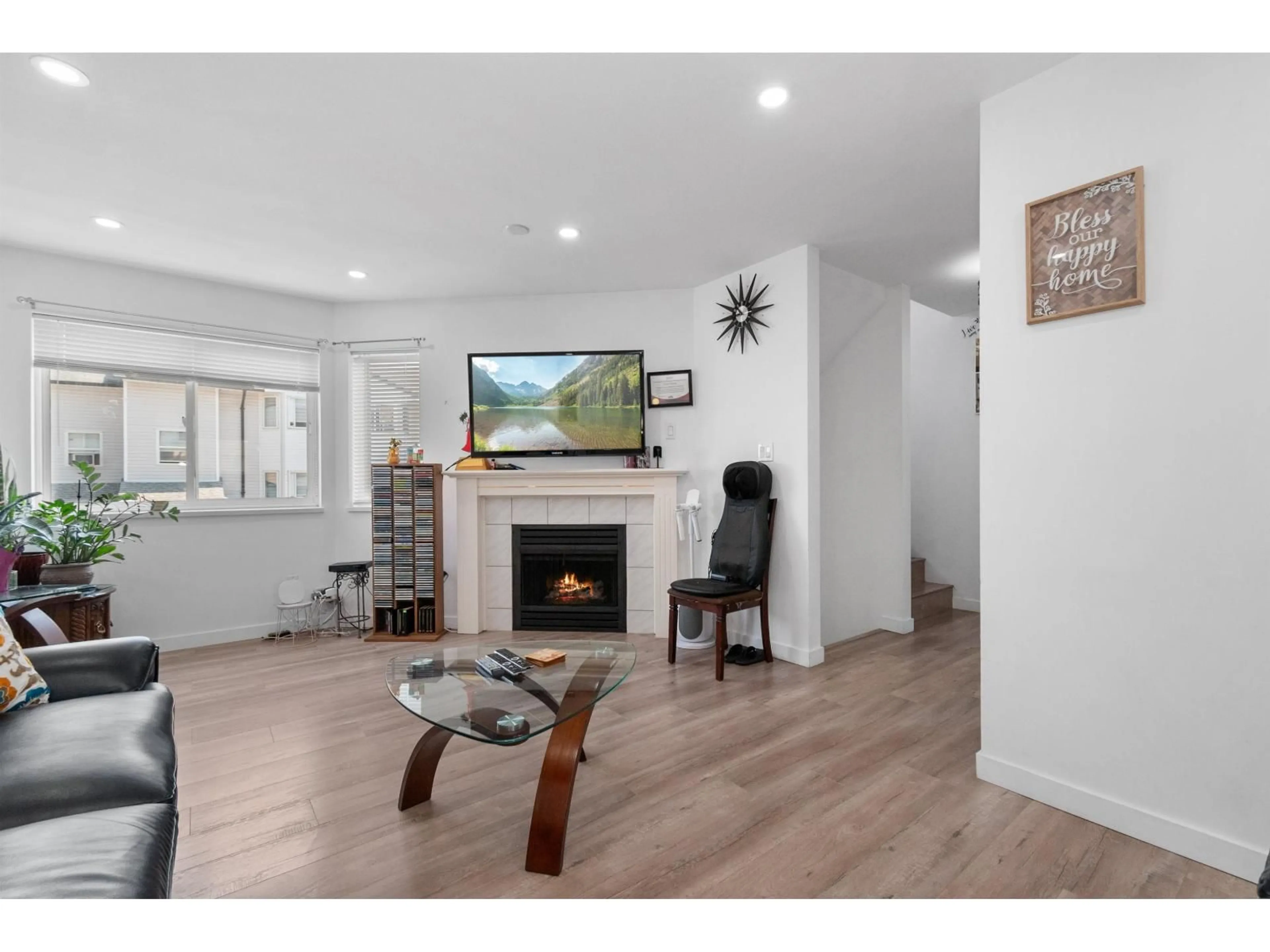 Living room with furniture, wood/laminate floor for 4 - 5950 VEDDER ROAD, Chilliwack British Columbia V2R3P2