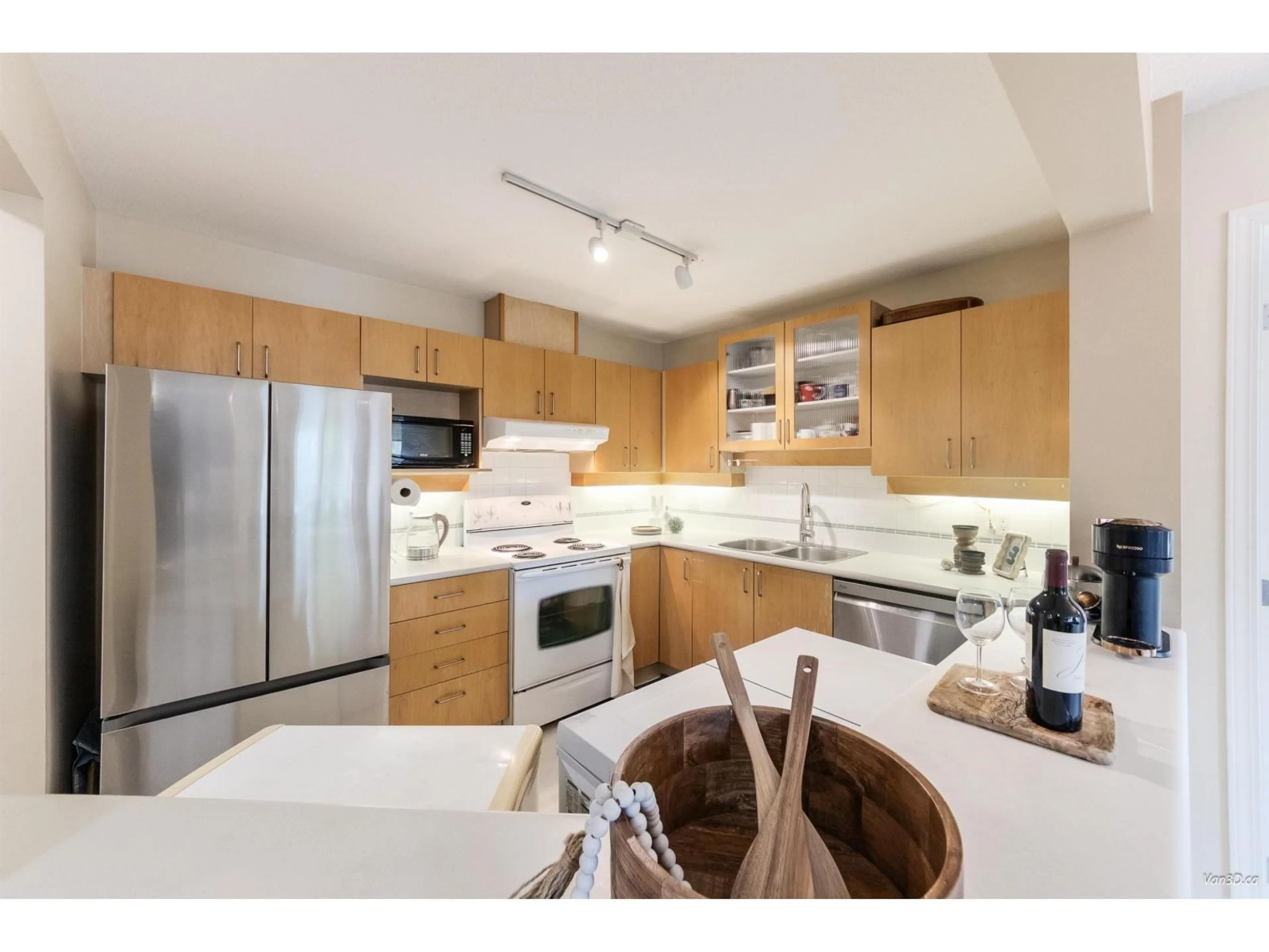 Standard kitchen, unknown for 318 - 19750 64, Langley British Columbia V2Y2T1