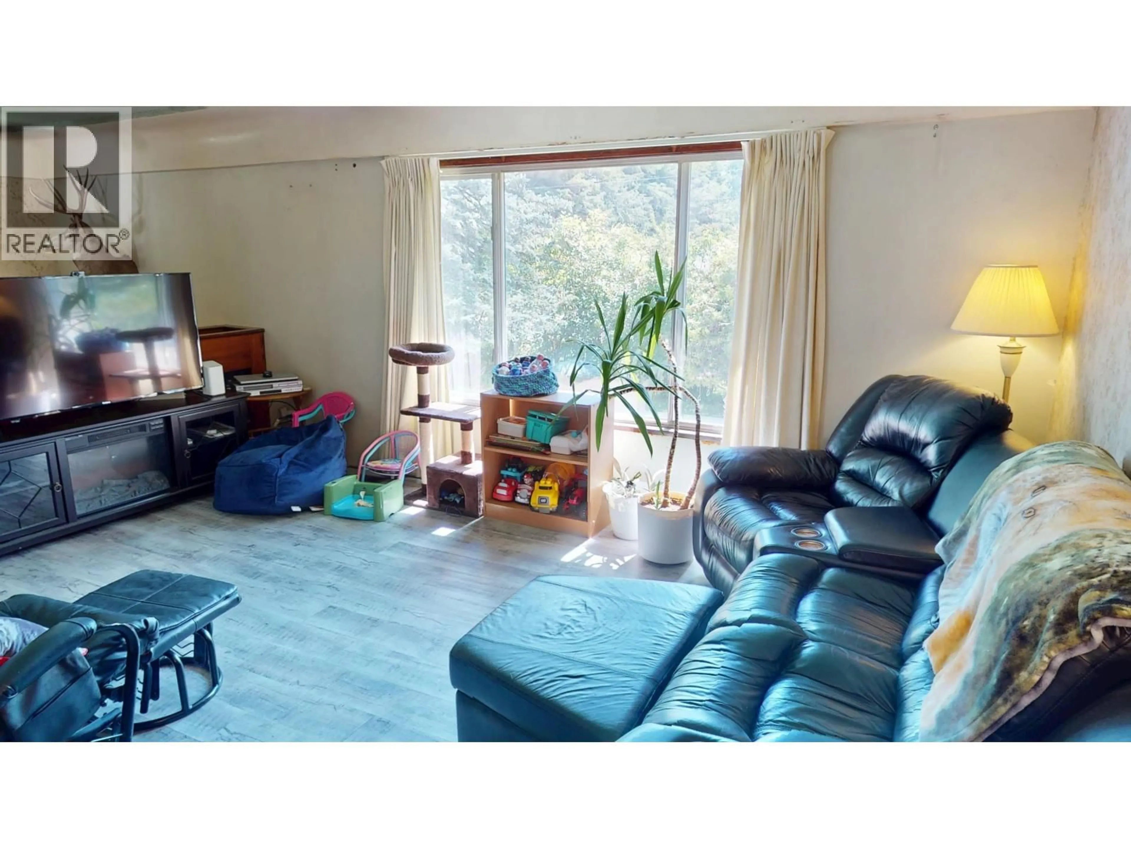 Living room with furniture, wood/laminate floor for 1834 LOMBARDIE DRIVE, Quesnel British Columbia V2J4A9
