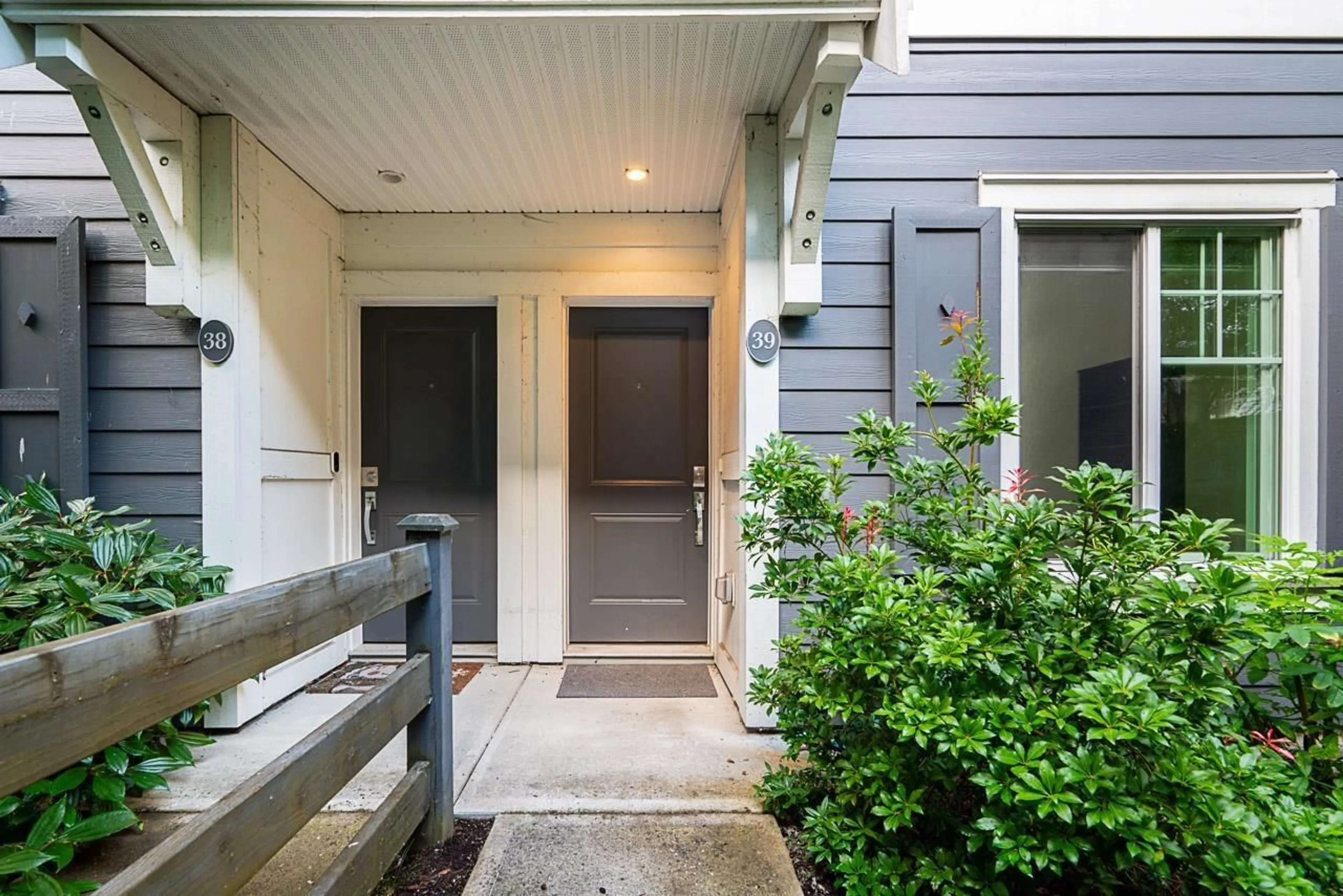 Indoor entryway for 39 - 15340 GUILDFORD, Surrey British Columbia V3R0C9