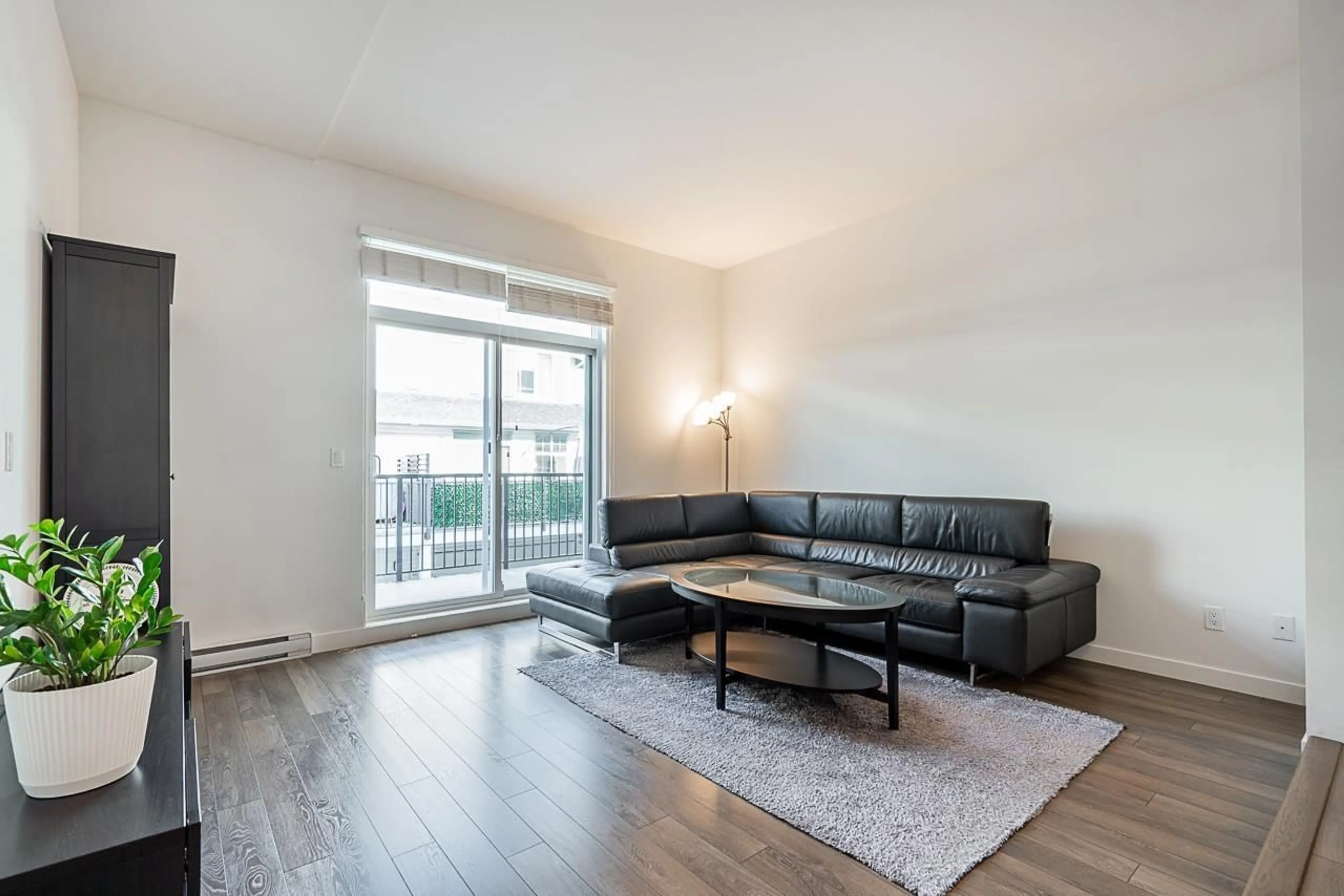 Living room with furniture, wood/laminate floor for 39 - 15340 GUILDFORD, Surrey British Columbia V3R0C9