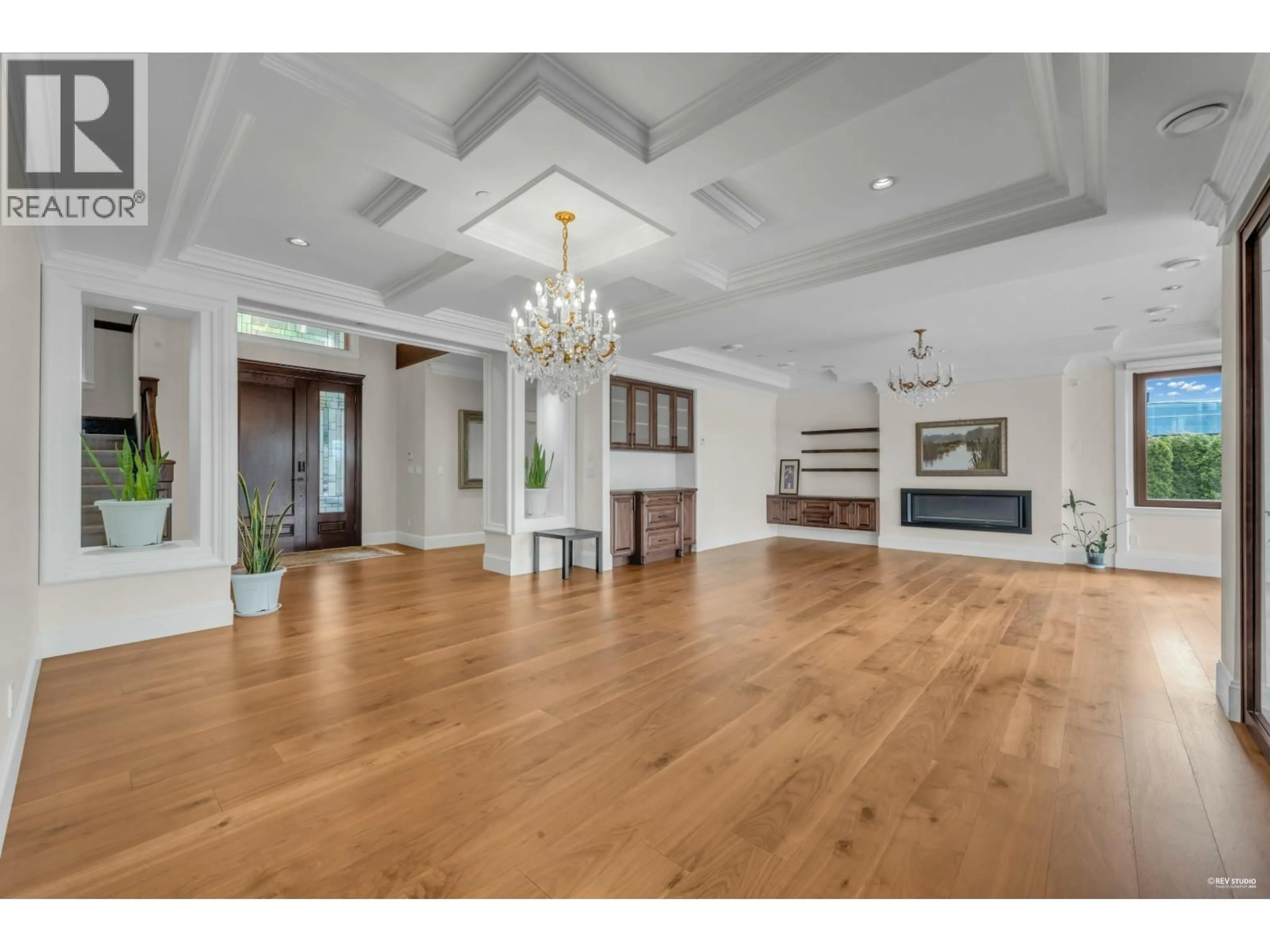Indoor foyer for 1118 CRESTLINE ROAD, West Vancouver British Columbia V7S2E4