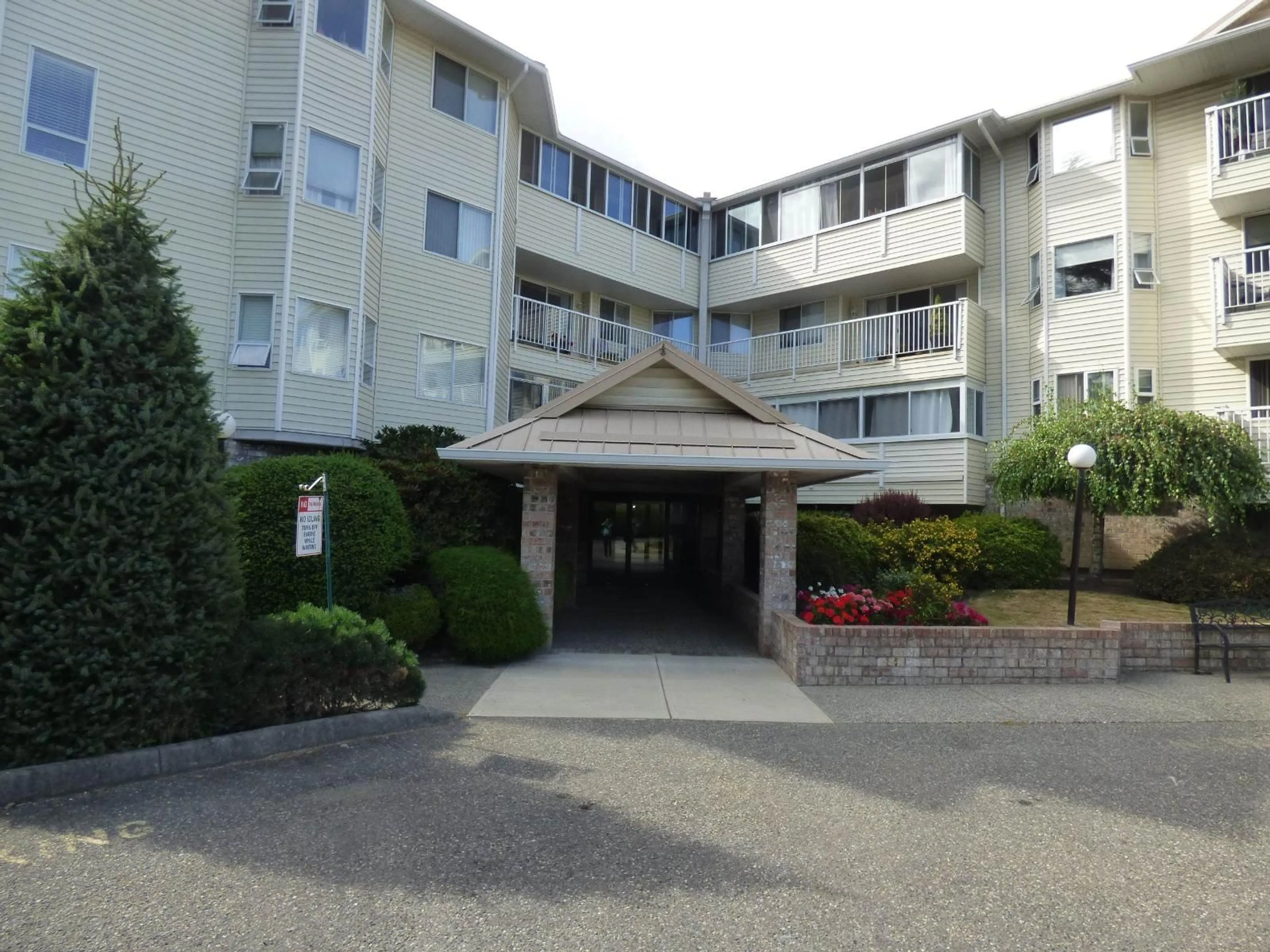 Indoor foyer for 208 - 8725 ELM DRIVE, Chilliwack British Columbia V2P4Y3