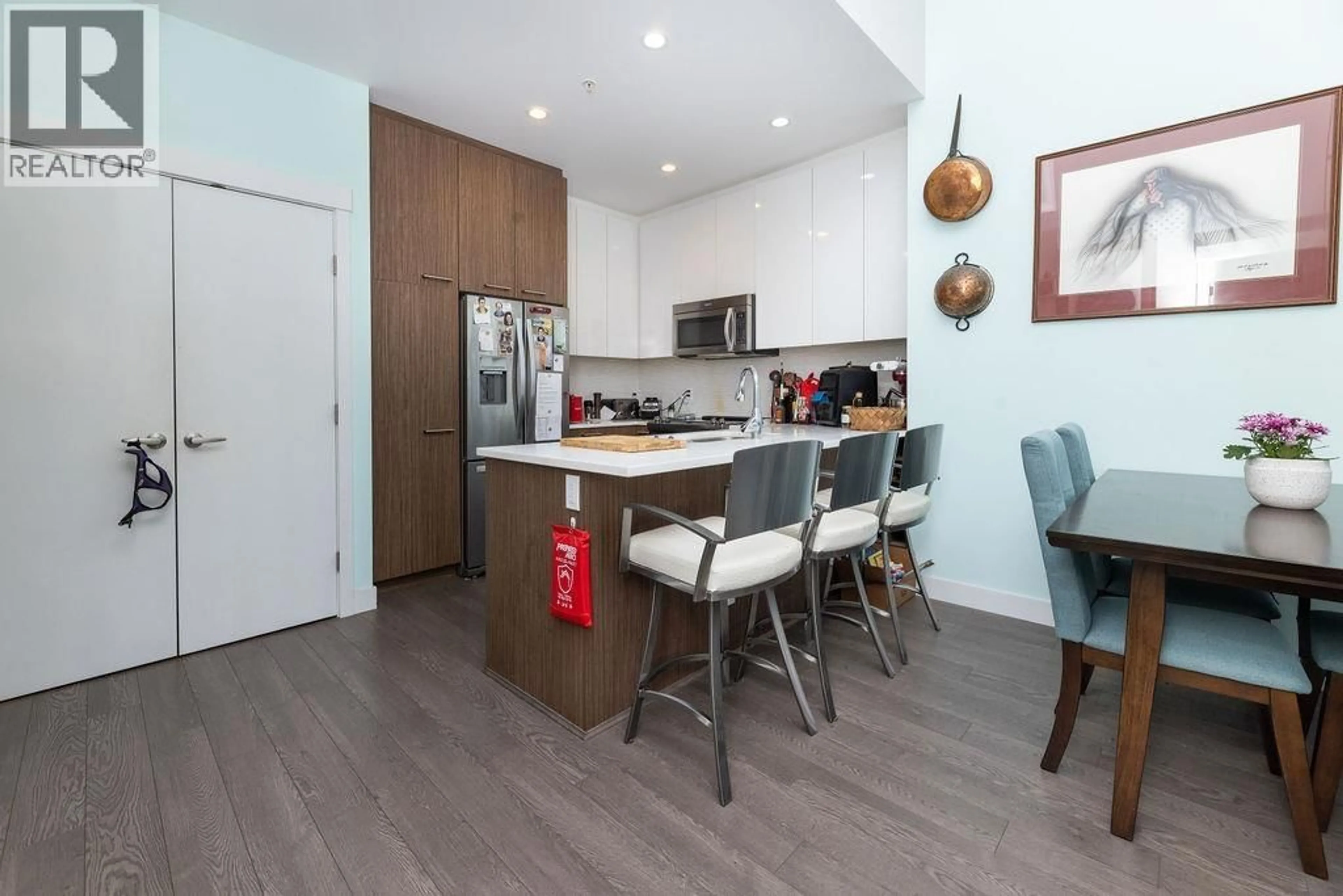 Open concept kitchen, wood/laminate floor for 404 - 875 GIBSONS WAY, Gibsons British Columbia V0N1V0