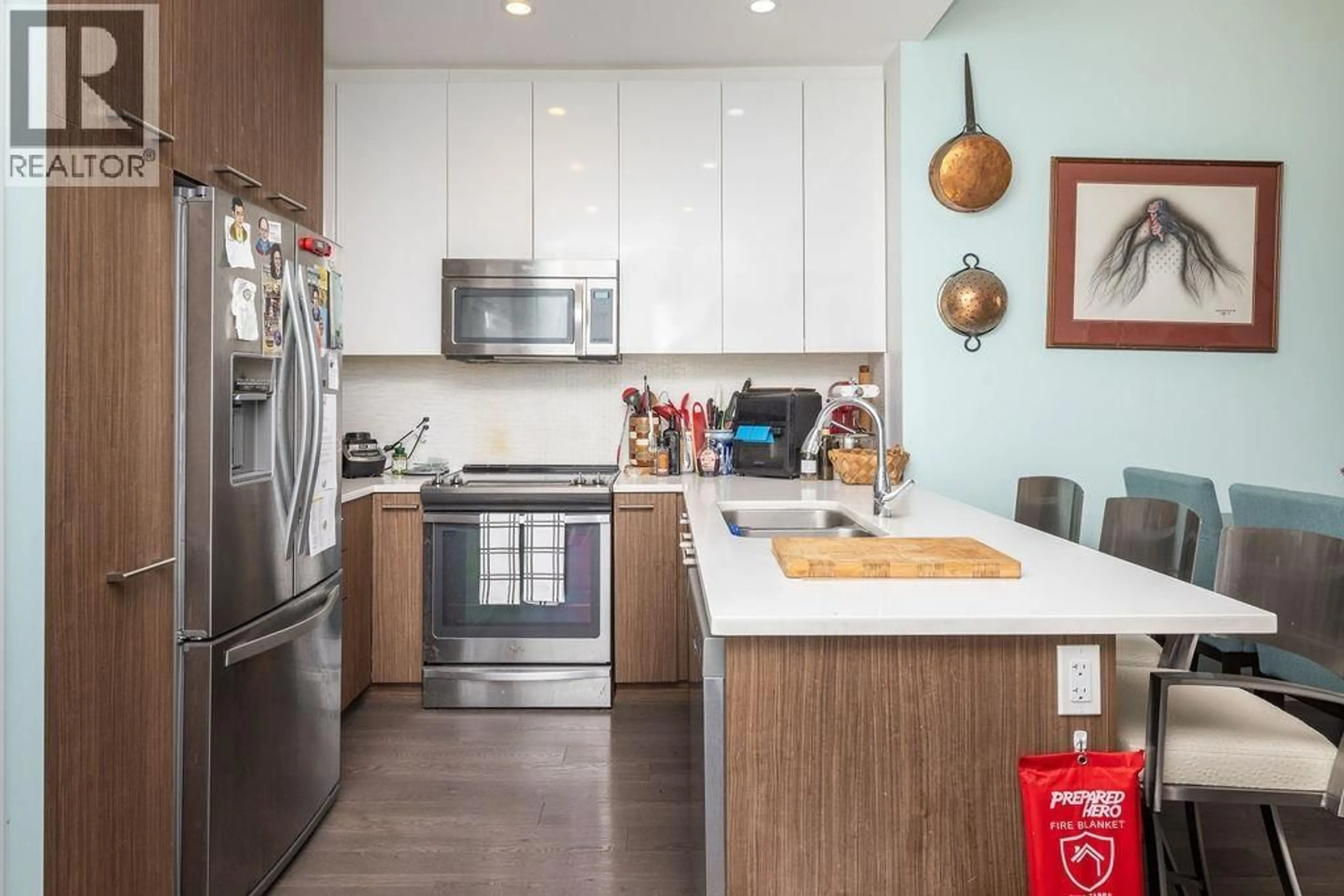 Open concept kitchen, wood/laminate floor for 404 - 875 GIBSONS WAY, Gibsons British Columbia V0N1V0