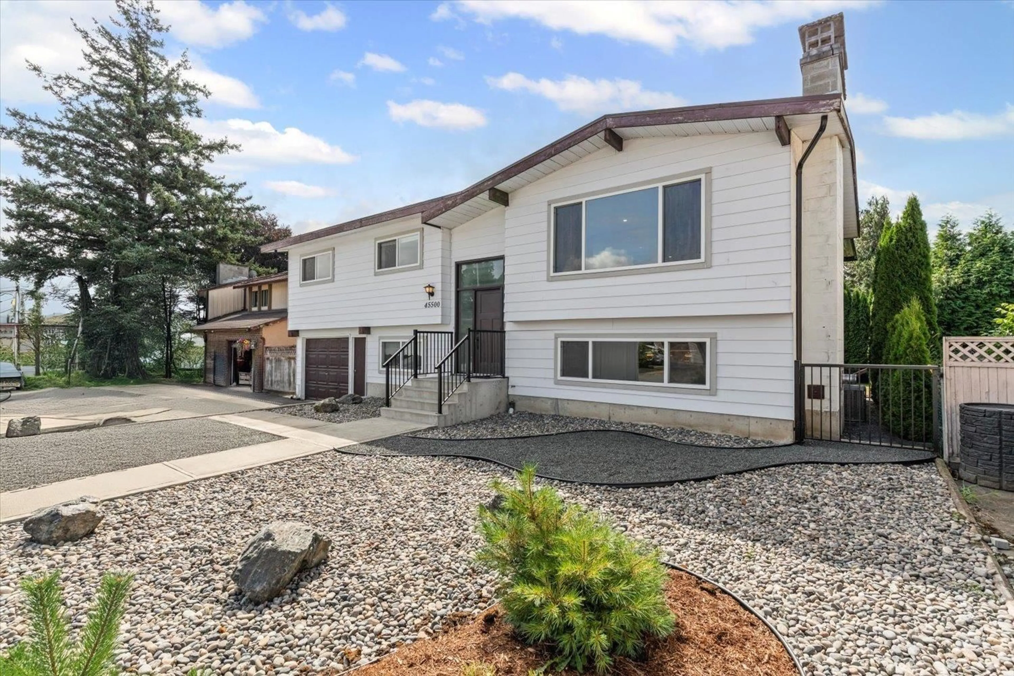 Home with vinyl exterior material, street for 45500 CONCORD AVENUE, Chilliwack British Columbia V2R2N7