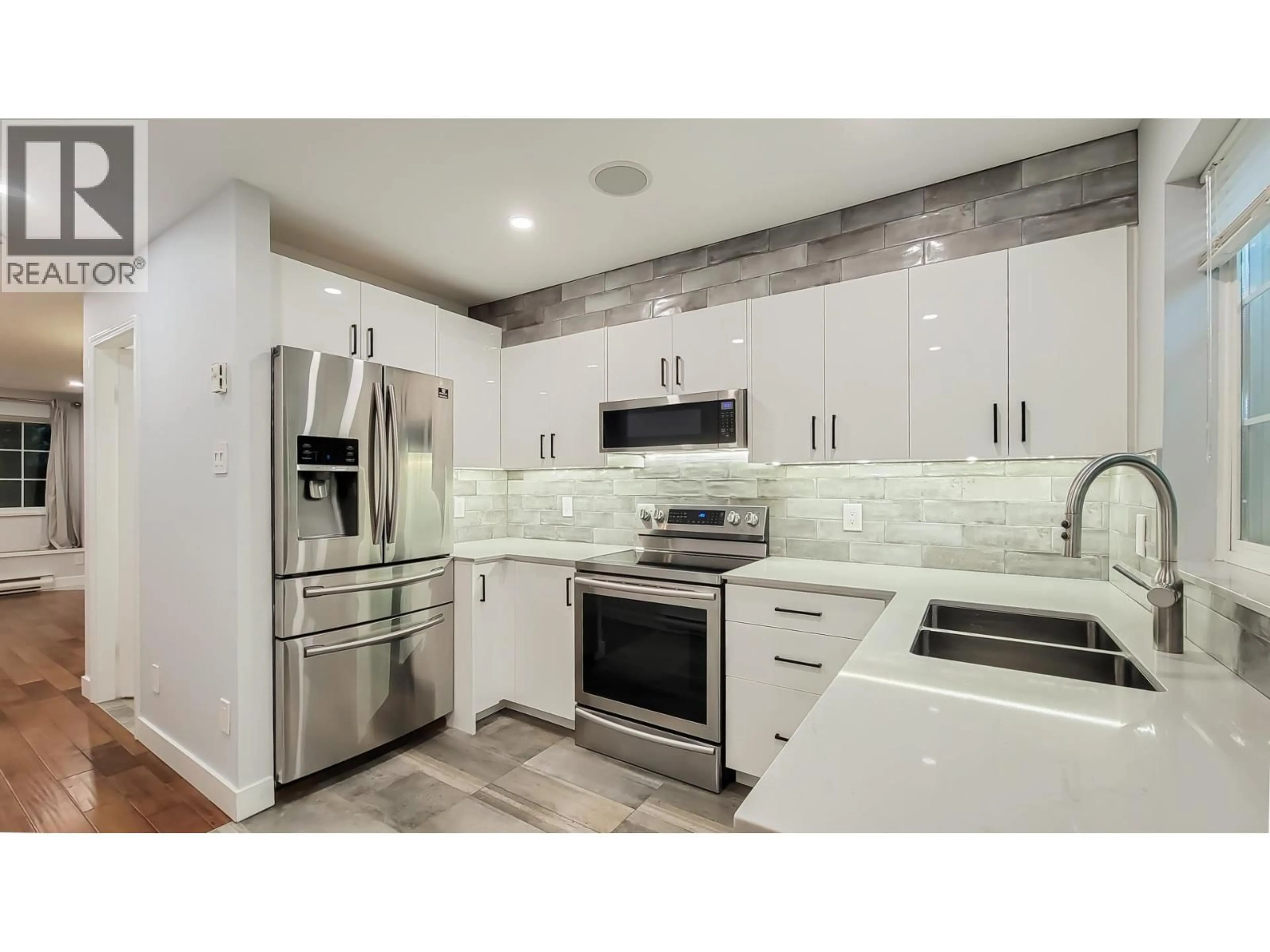 Contemporary kitchen, ceramic/tile floor for 17 - 1561 BOOTH AVENUE, Coquitlam British Columbia V3K6Z9