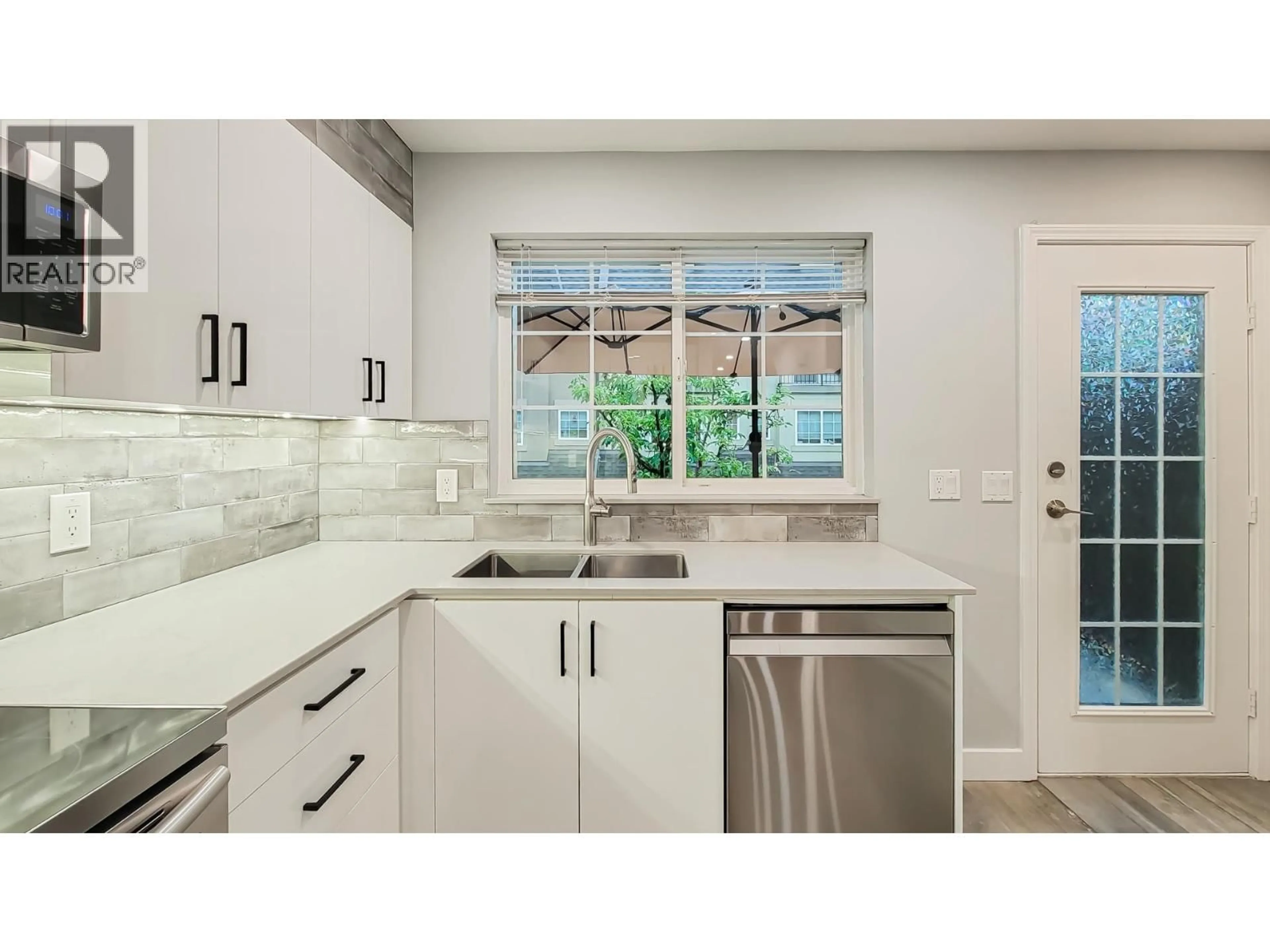Contemporary kitchen, ceramic/tile floor for 17 - 1561 BOOTH AVENUE, Coquitlam British Columbia V3K6Z9