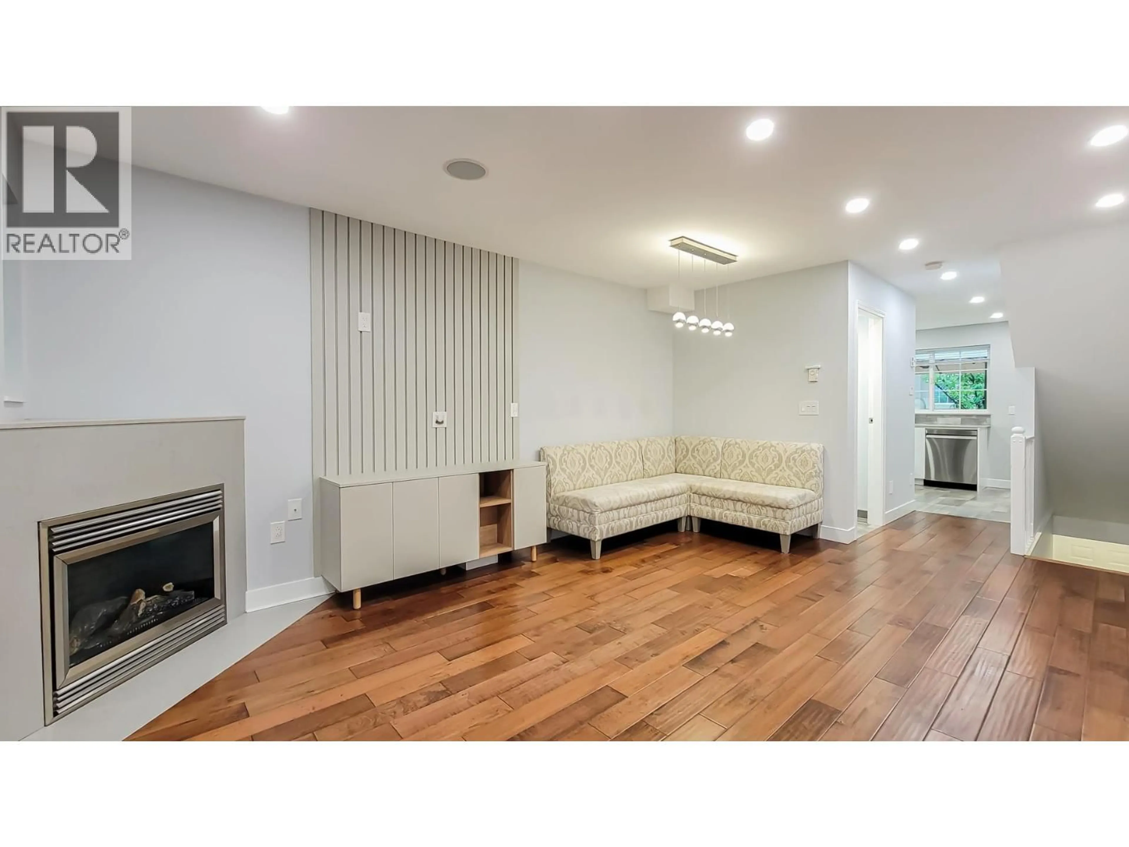 Living room with furniture, wood/laminate floor for 17 - 1561 BOOTH AVENUE, Coquitlam British Columbia V3K6Z9