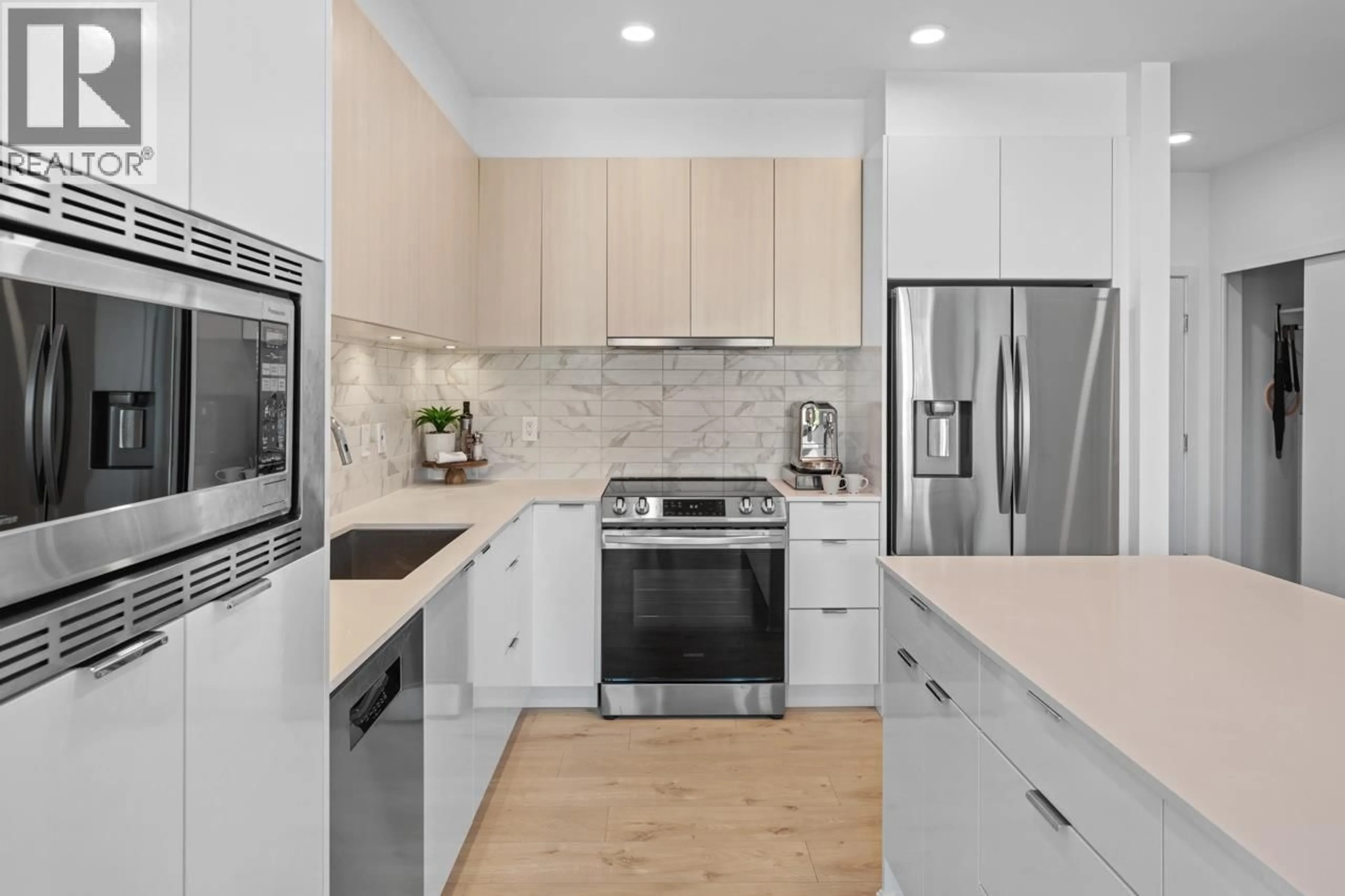 Contemporary kitchen, unknown for 1792 STARLING DRIVE, Tsawwassen British Columbia V4M0E4