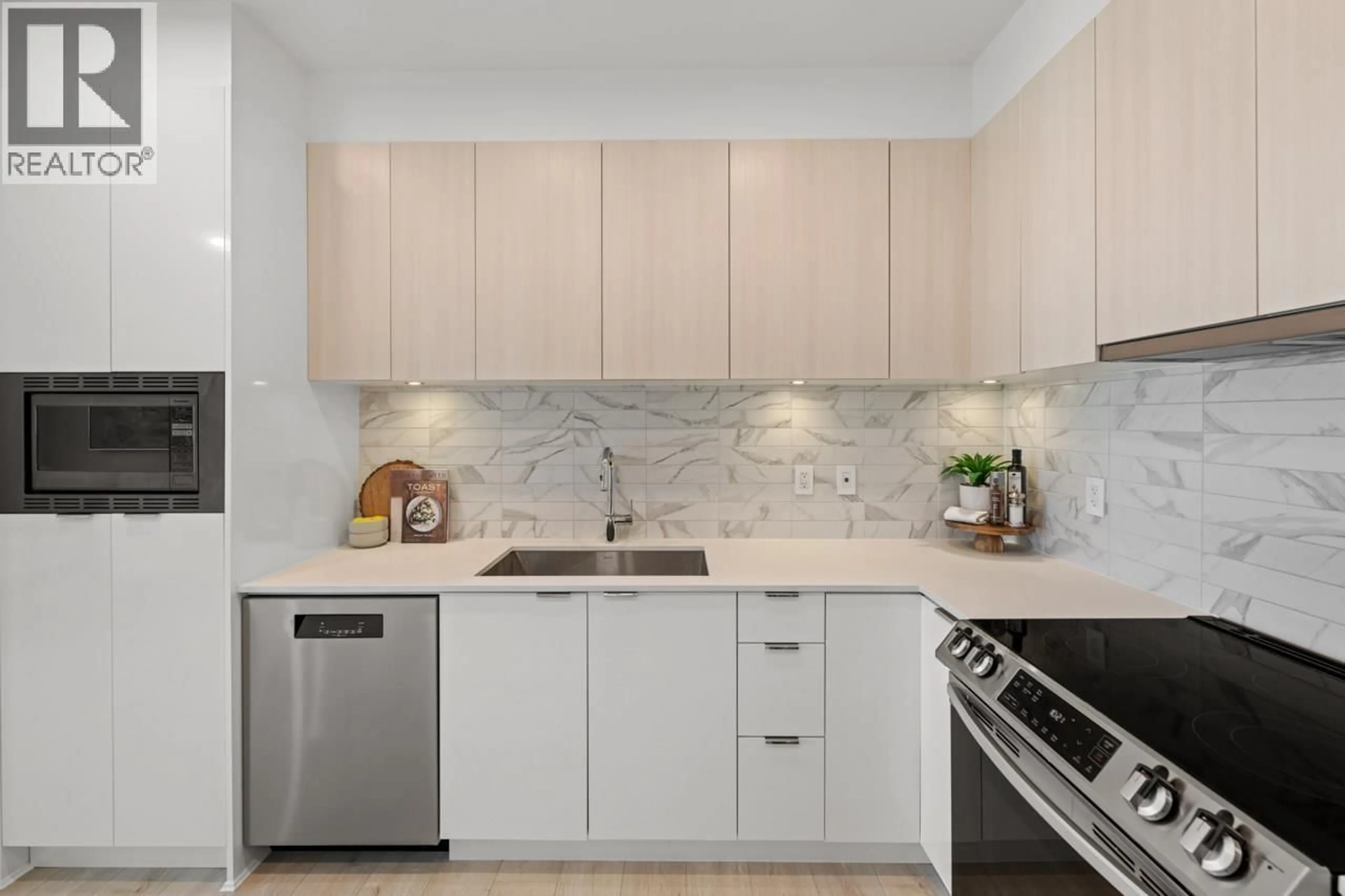 Contemporary kitchen, ceramic/tile floor for 1792 STARLING DRIVE, Tsawwassen British Columbia V4M0E4
