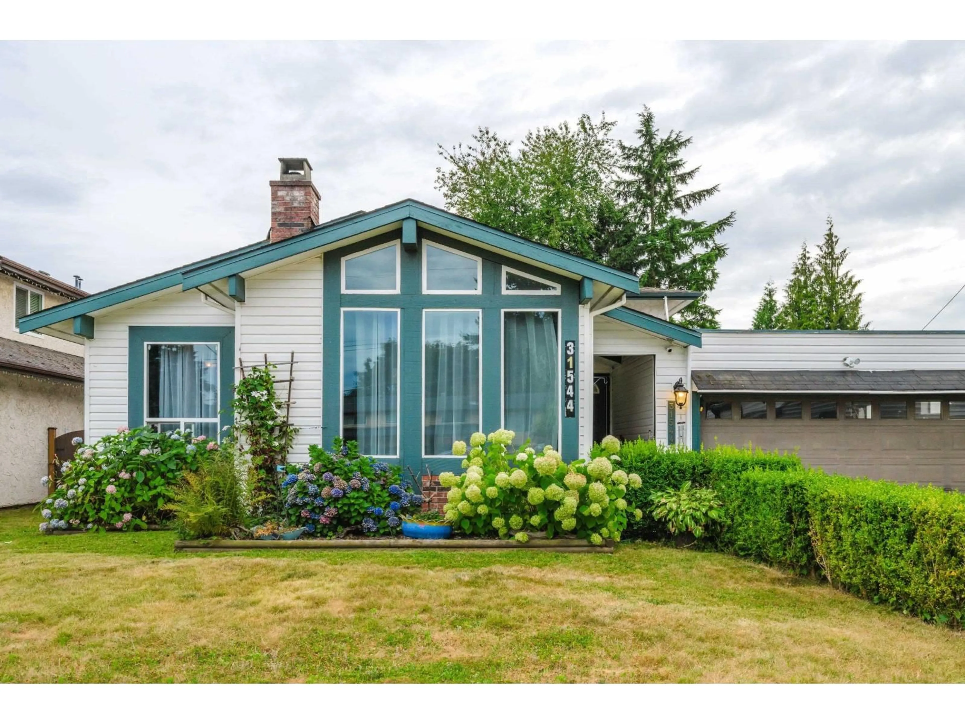 Home with vinyl exterior material, street for 31544 SUNNYSIDE, Abbotsford British Columbia V2T4B3