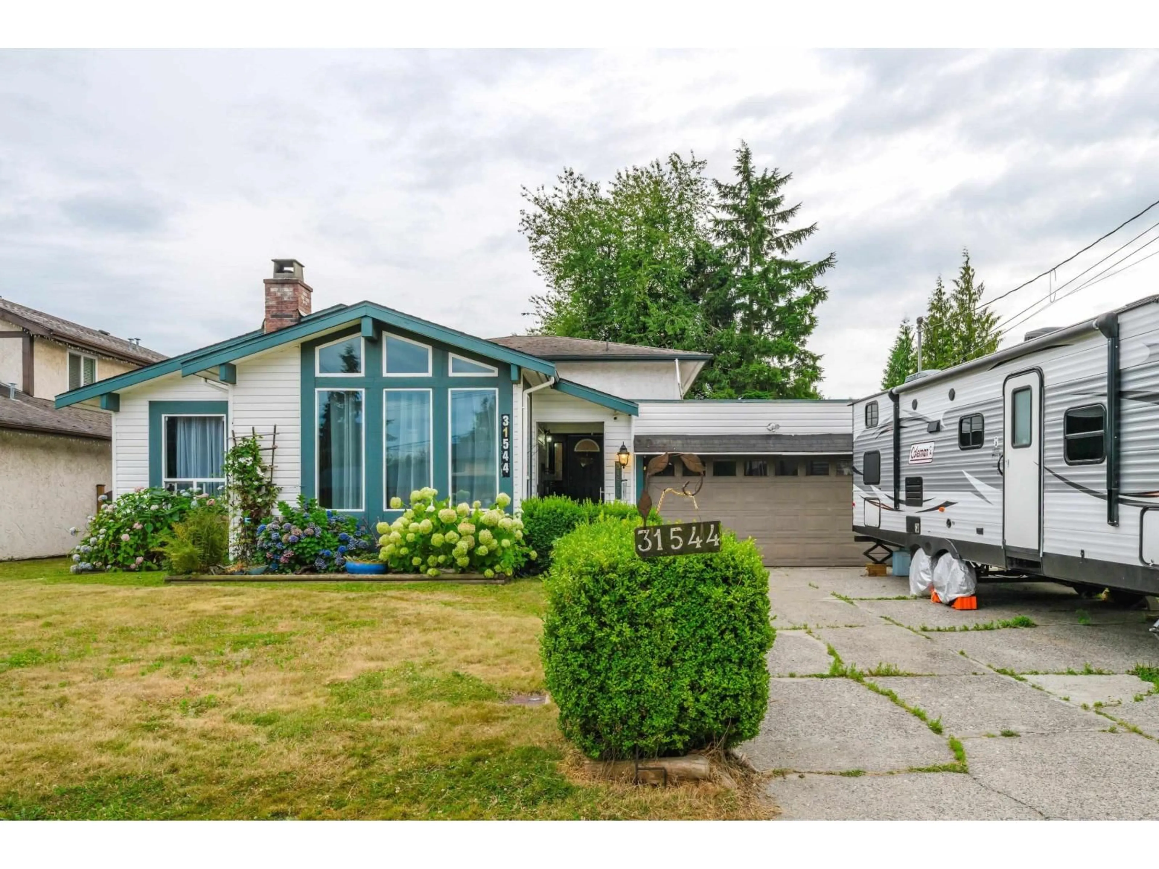 Home with vinyl exterior material, street for 31544 SUNNYSIDE, Abbotsford British Columbia V2T4B3