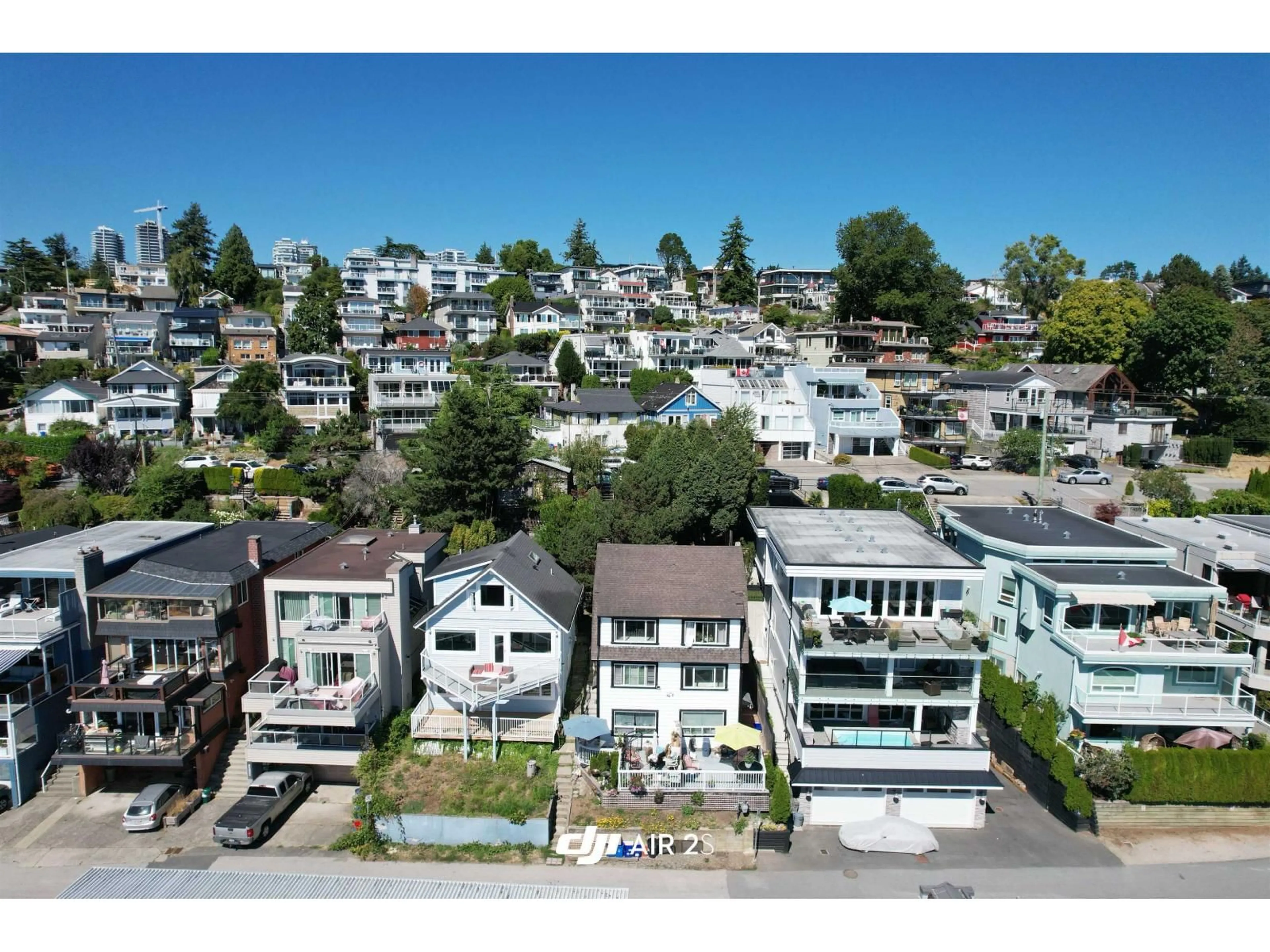 A pic from outside/outdoor area/front of a property/back of a property/a pic from drone, unknown for 15156 VICTORIA, White Rock British Columbia V4B1G3