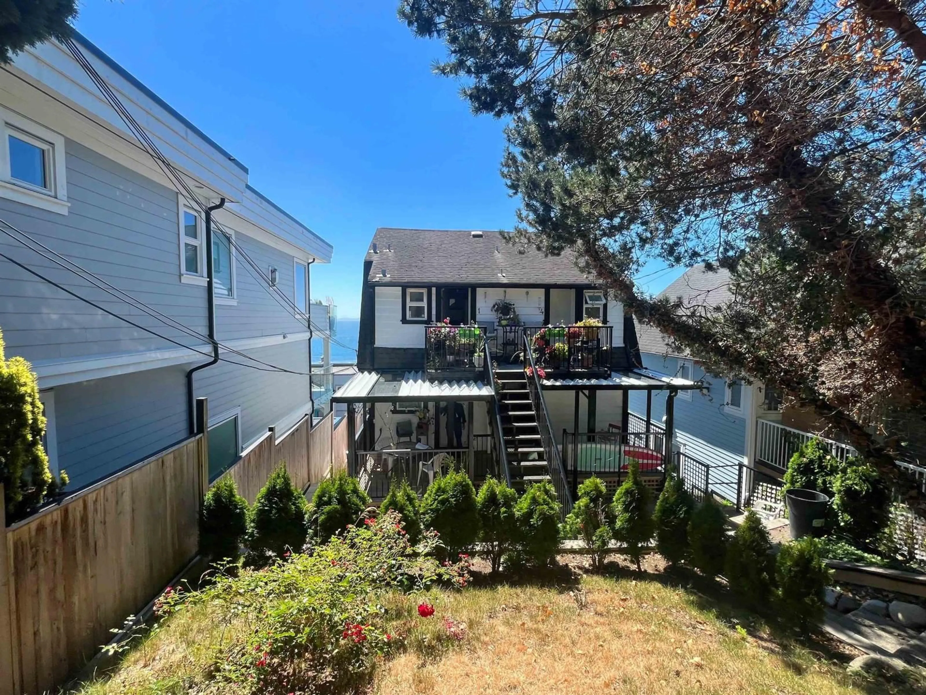 A pic from outside/outdoor area/front of a property/back of a property/a pic from drone, mountain view for 15156 VICTORIA, White Rock British Columbia V4B1G3