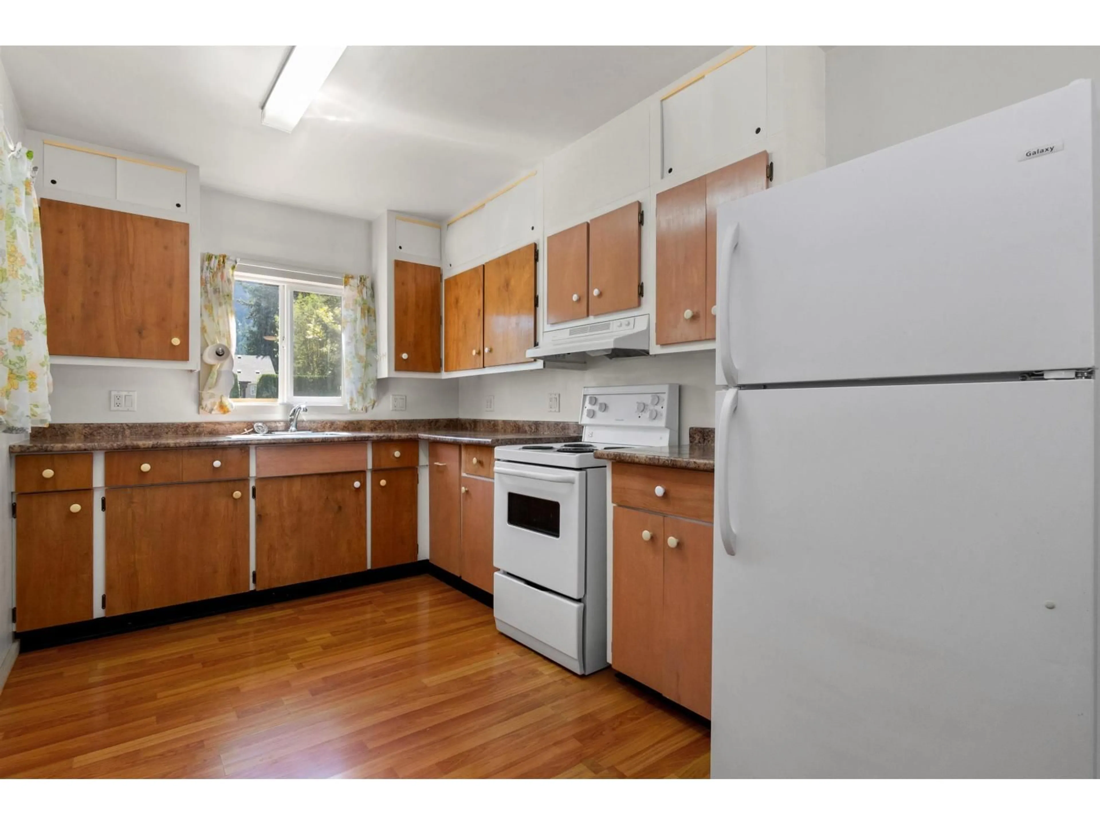 Standard kitchen, unknown for 640 FORT STREET, Hope British Columbia V0X1L4