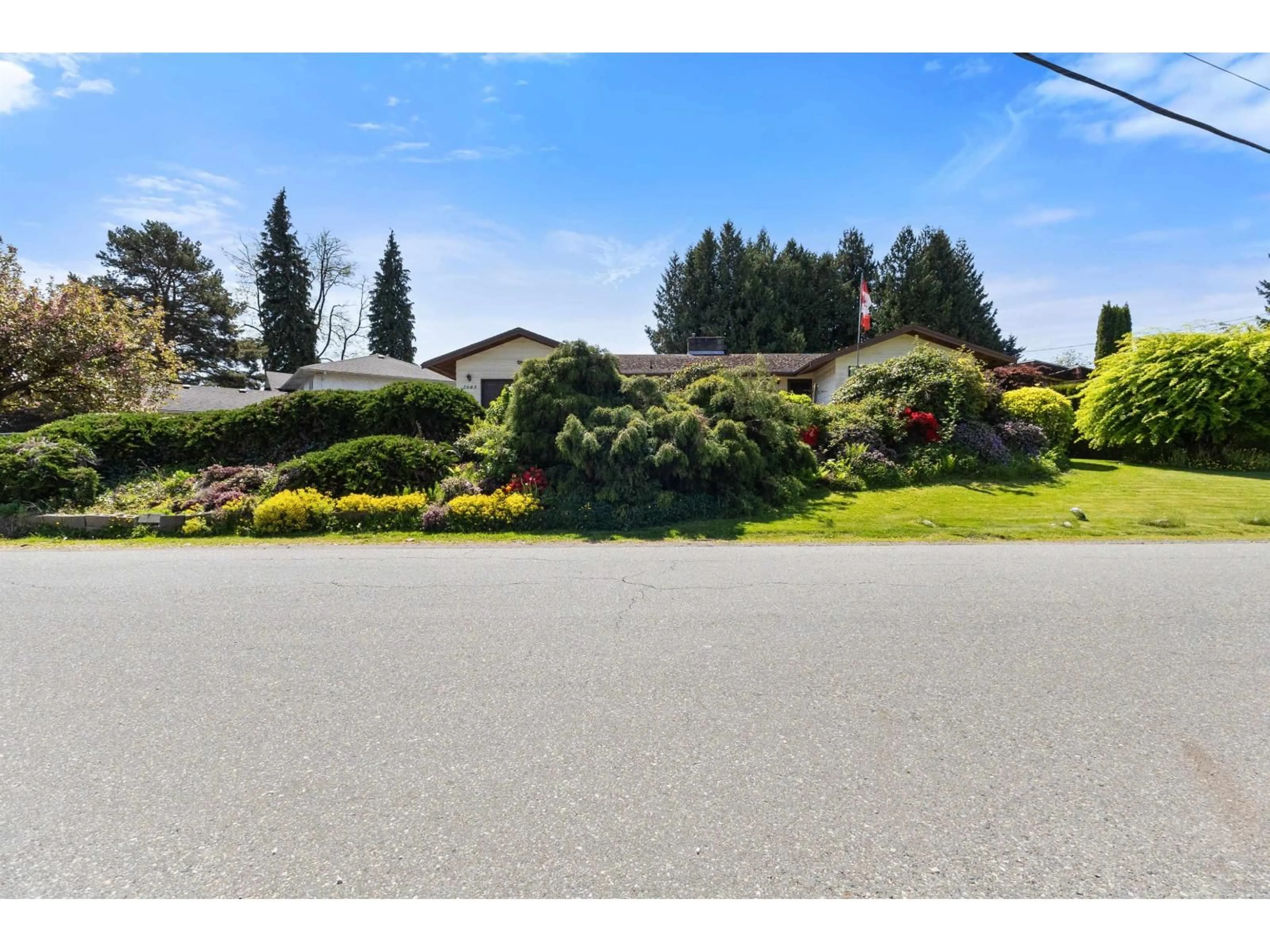 A pic from outside/outdoor area/front of a property/back of a property/a pic from drone, street for 2643 SUNNYSIDE, Abbotsford British Columbia V2T1Y3