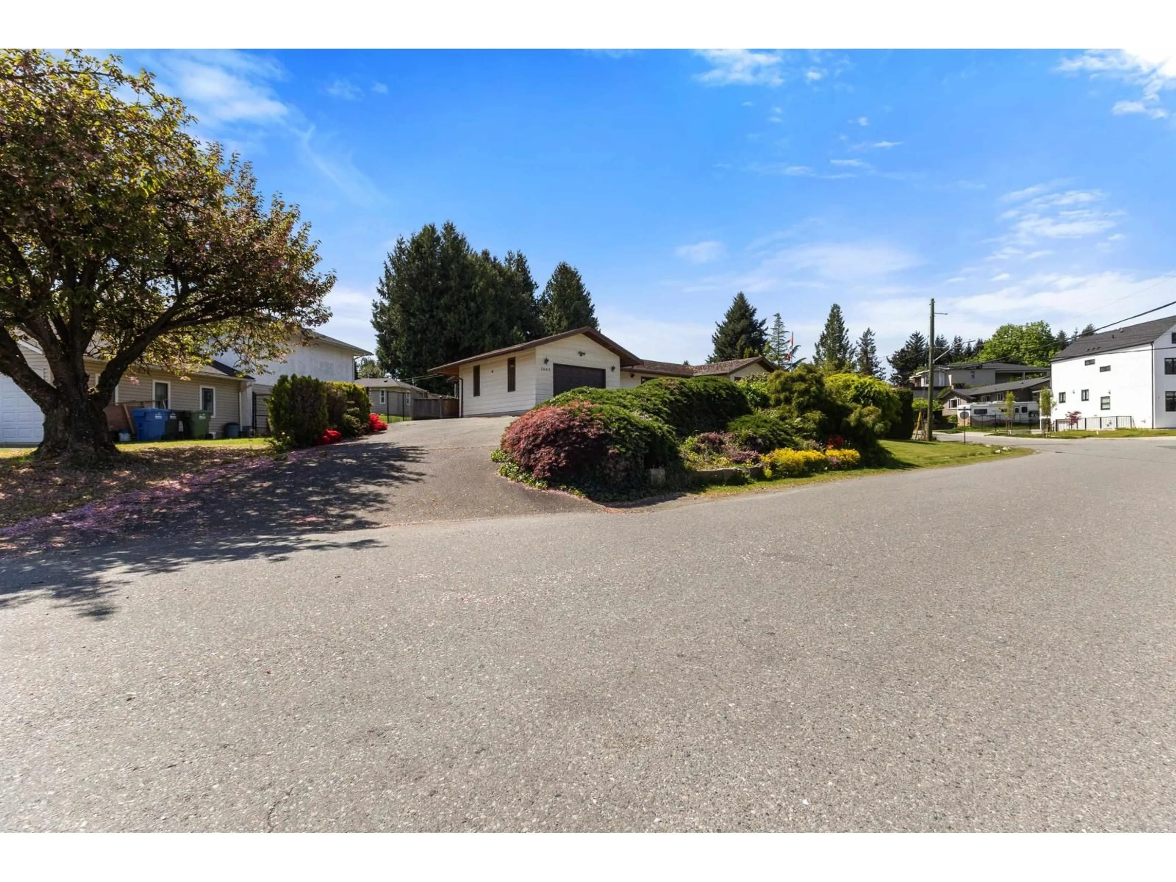 A pic from outside/outdoor area/front of a property/back of a property/a pic from drone, street for 2643 SUNNYSIDE, Abbotsford British Columbia V2T1Y3