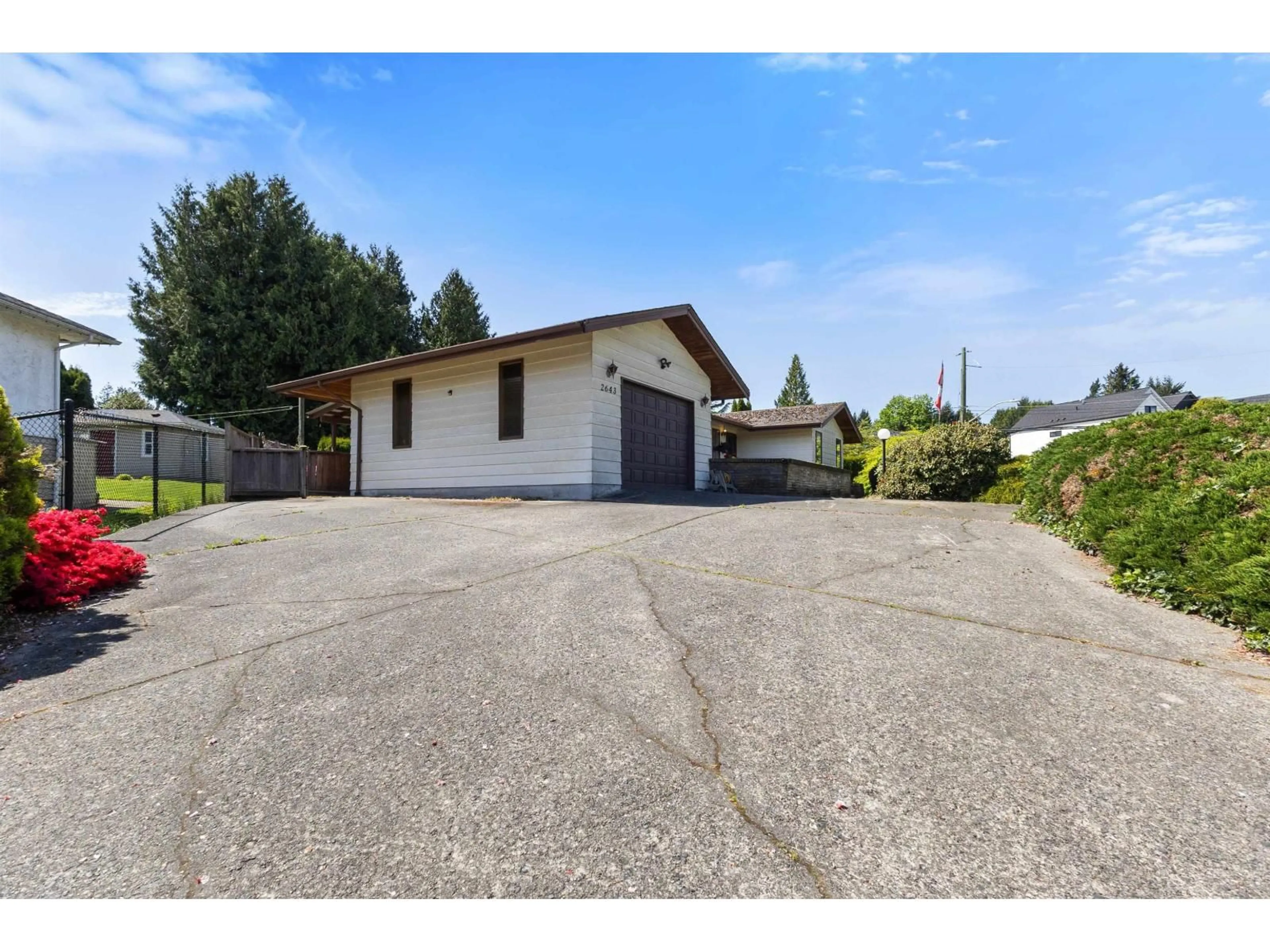 A pic from outside/outdoor area/front of a property/back of a property/a pic from drone, street for 2643 SUNNYSIDE, Abbotsford British Columbia V2T1Y3