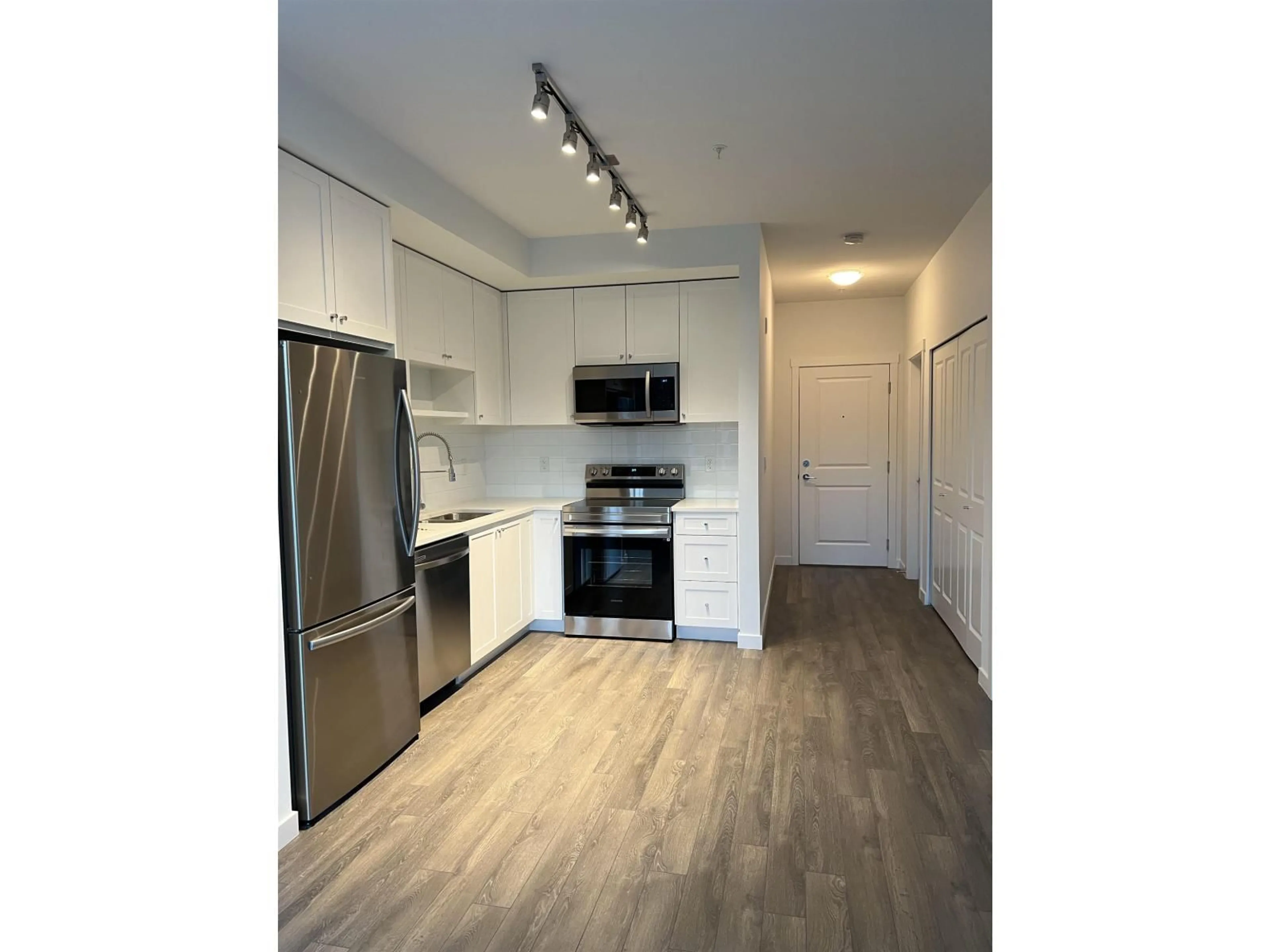 Standard kitchen, wood/laminate floor for 308 - 13623 81A, Surrey British Columbia V3W3N7
