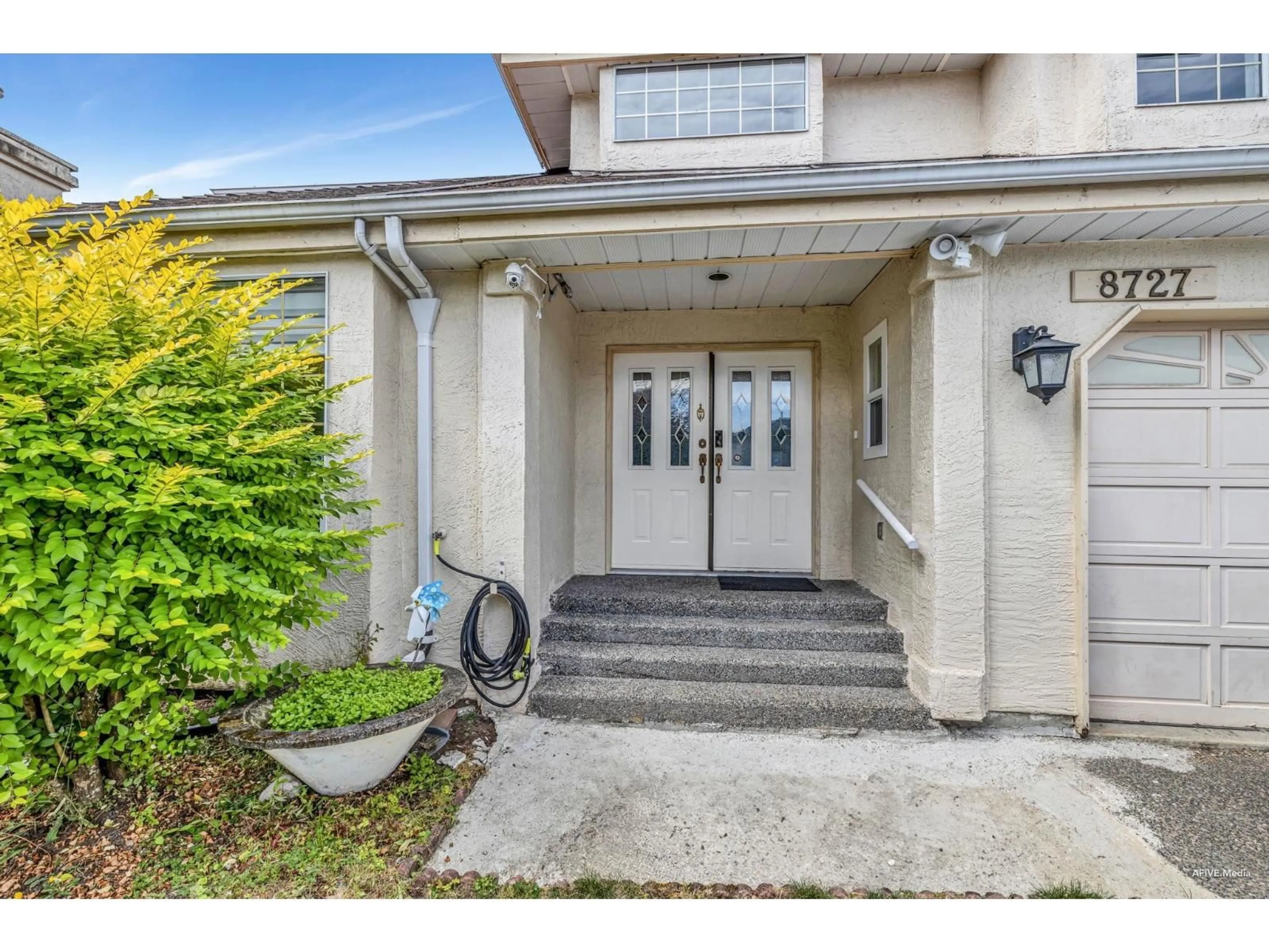 Indoor entryway for 8727 142A, Surrey British Columbia V3W4G4