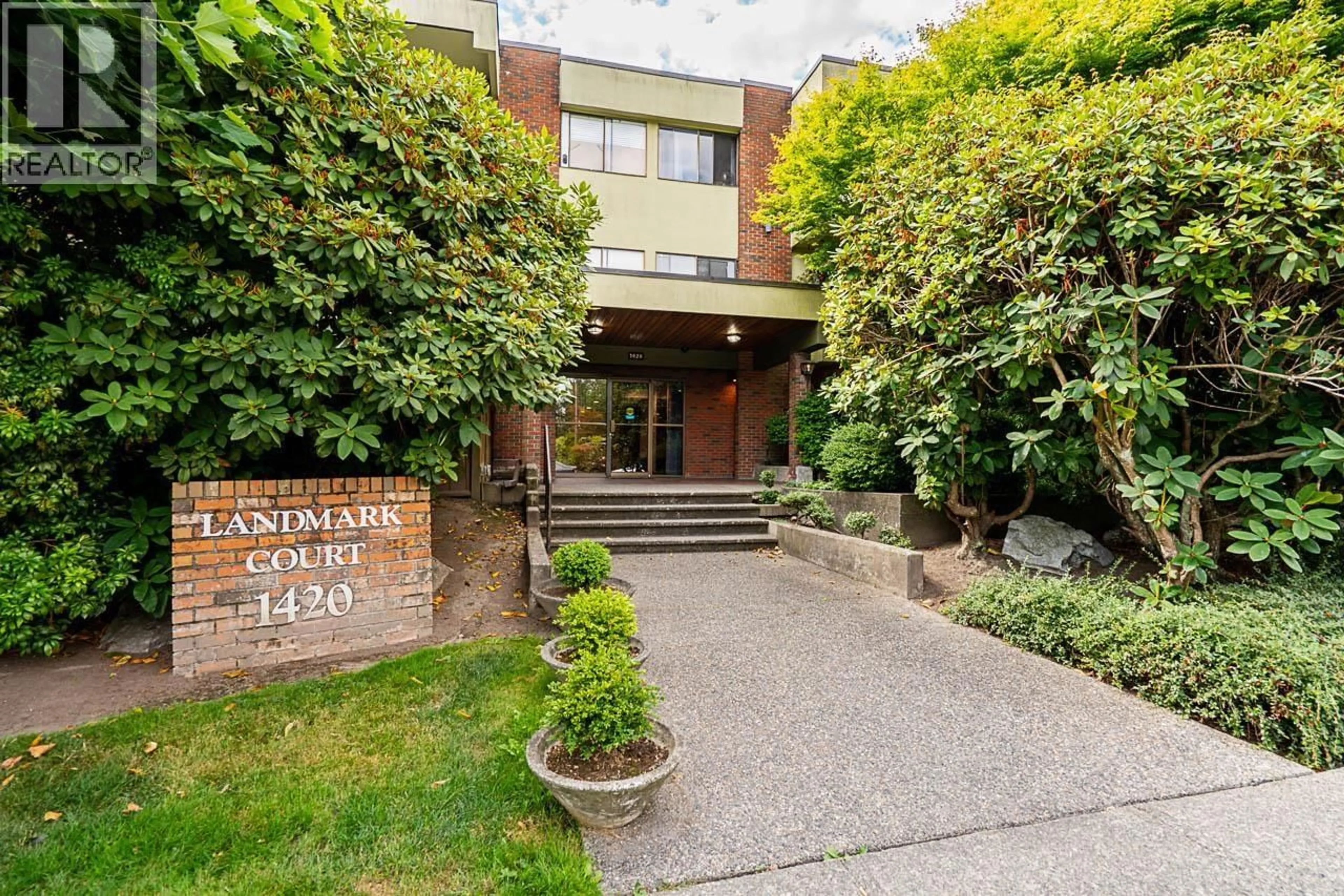 Indoor foyer for 304 - 1420 7TH AVENUE, Vancouver British Columbia V5N1R8
