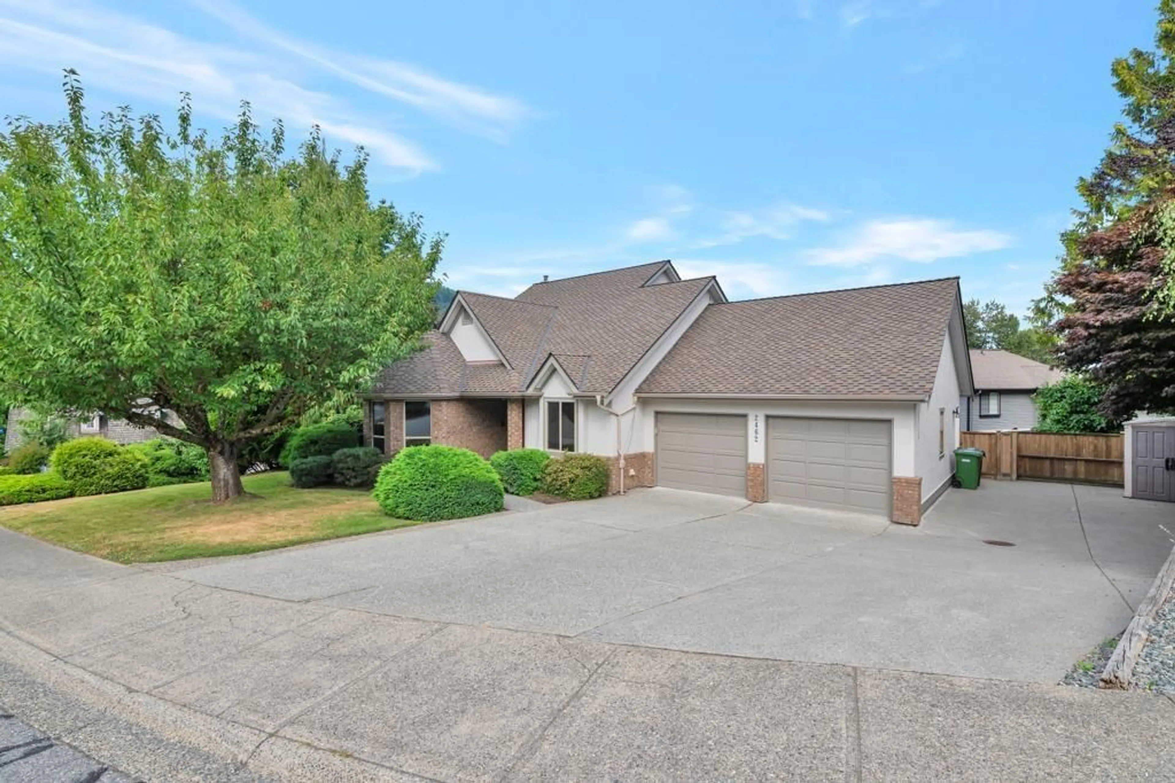 A pic from outside/outdoor area/front of a property/back of a property/a pic from drone, street for 2462 MOUNTAIN, Abbotsford British Columbia V3G1E9