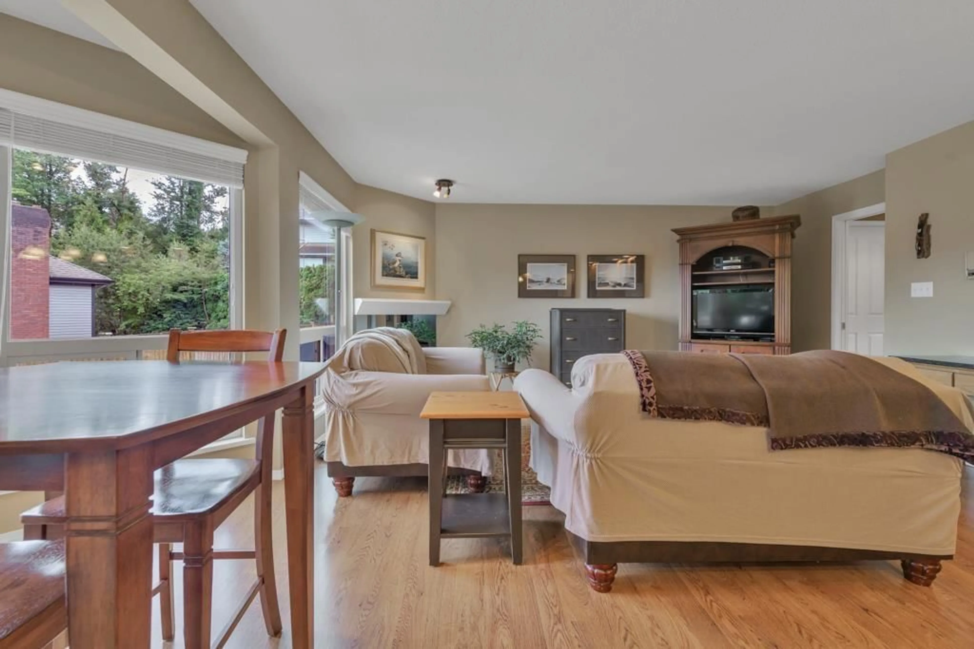Living room with furniture, unknown for 2462 MOUNTAIN, Abbotsford British Columbia V3G1E9