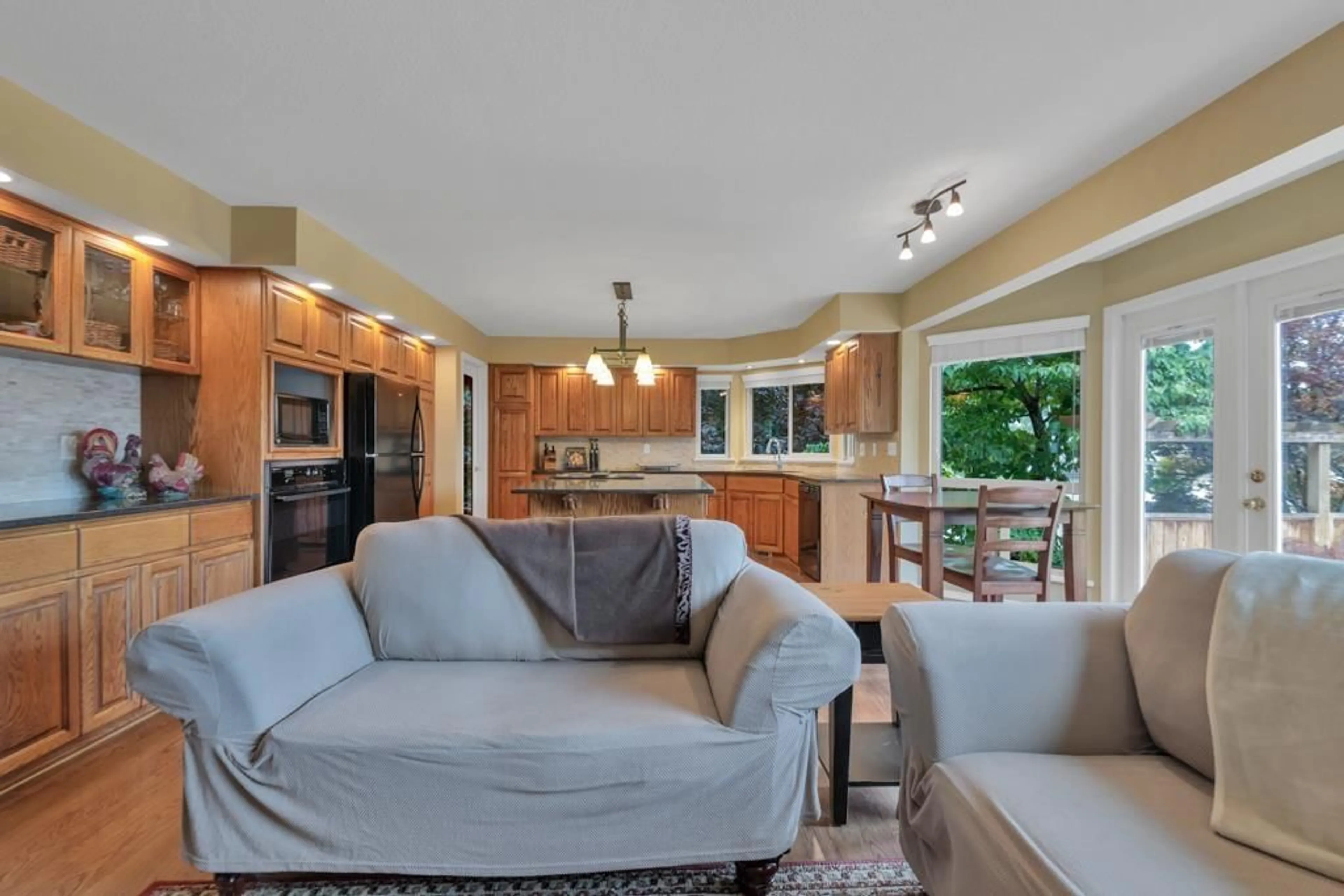 Open concept kitchen, ceramic/tile floor for 2462 MOUNTAIN, Abbotsford British Columbia V3G1E9