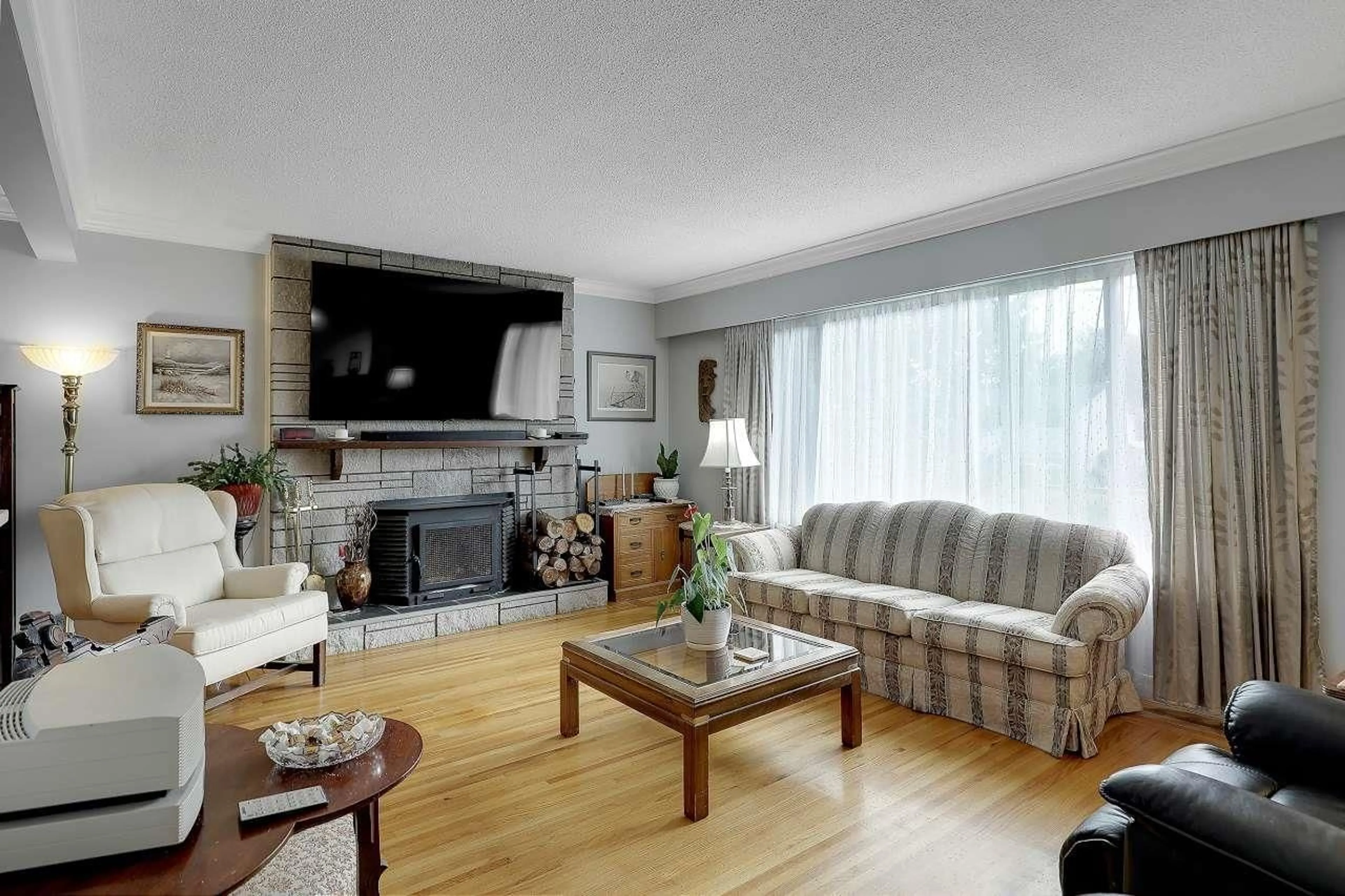 Living room with furniture, wood/laminate floor for 10941 152ND, Surrey British Columbia V3R4H5