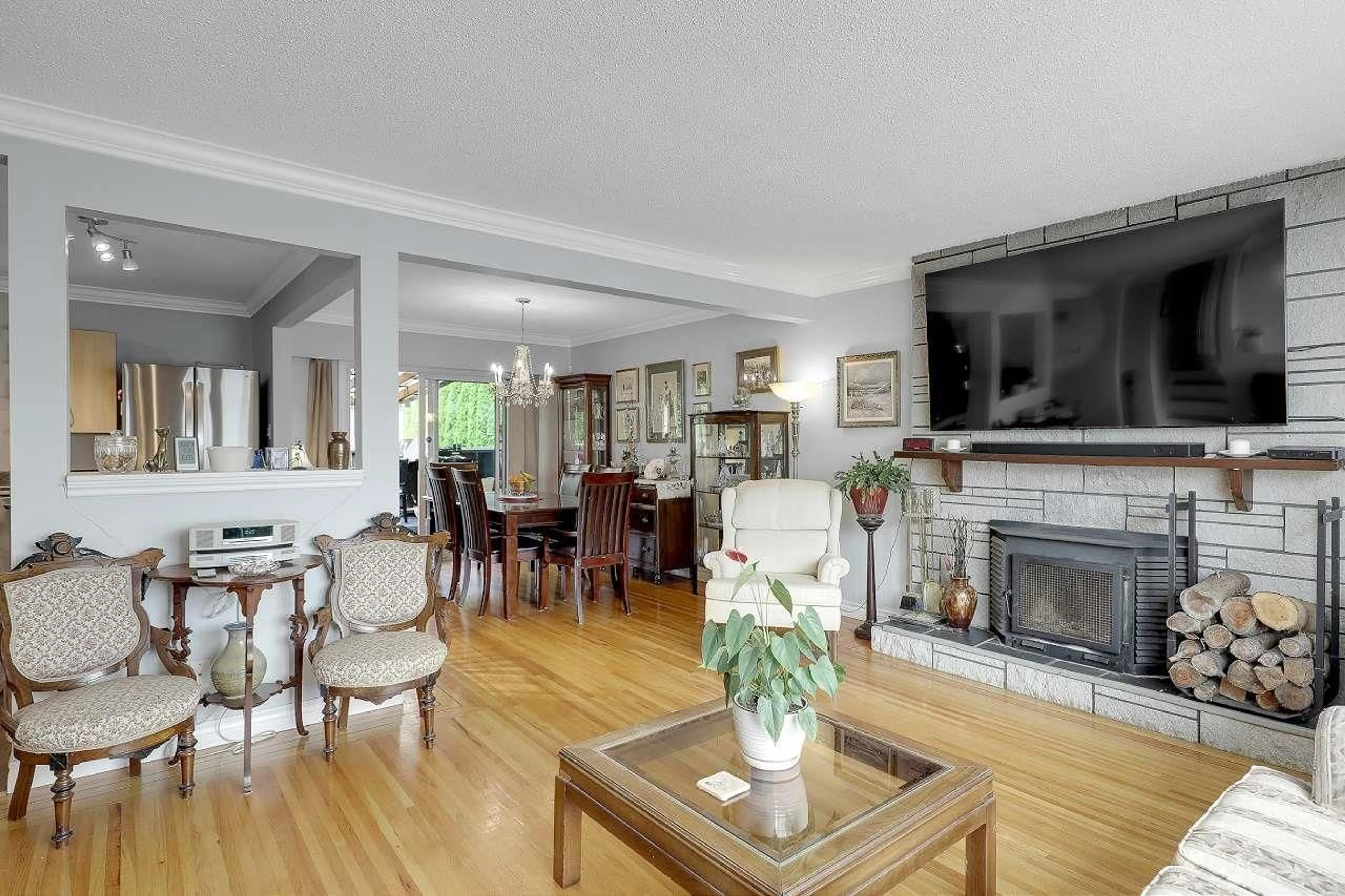 Living room with furniture, unknown for 10941 152ND, Surrey British Columbia V3R4H5