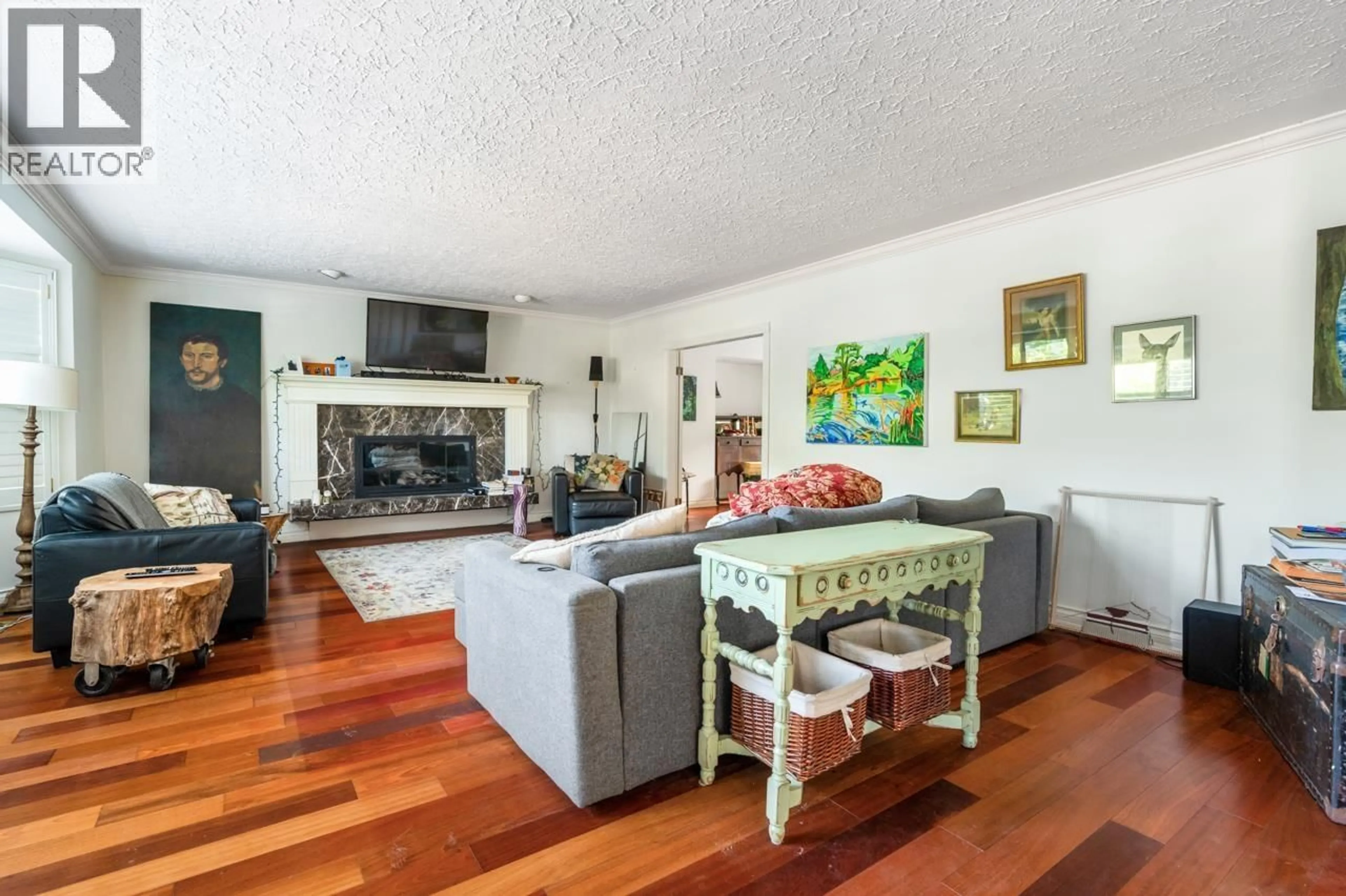 Living room with furniture, wood/laminate floor for 906 PACIFIC DRIVE, Delta British Columbia V4M2K3