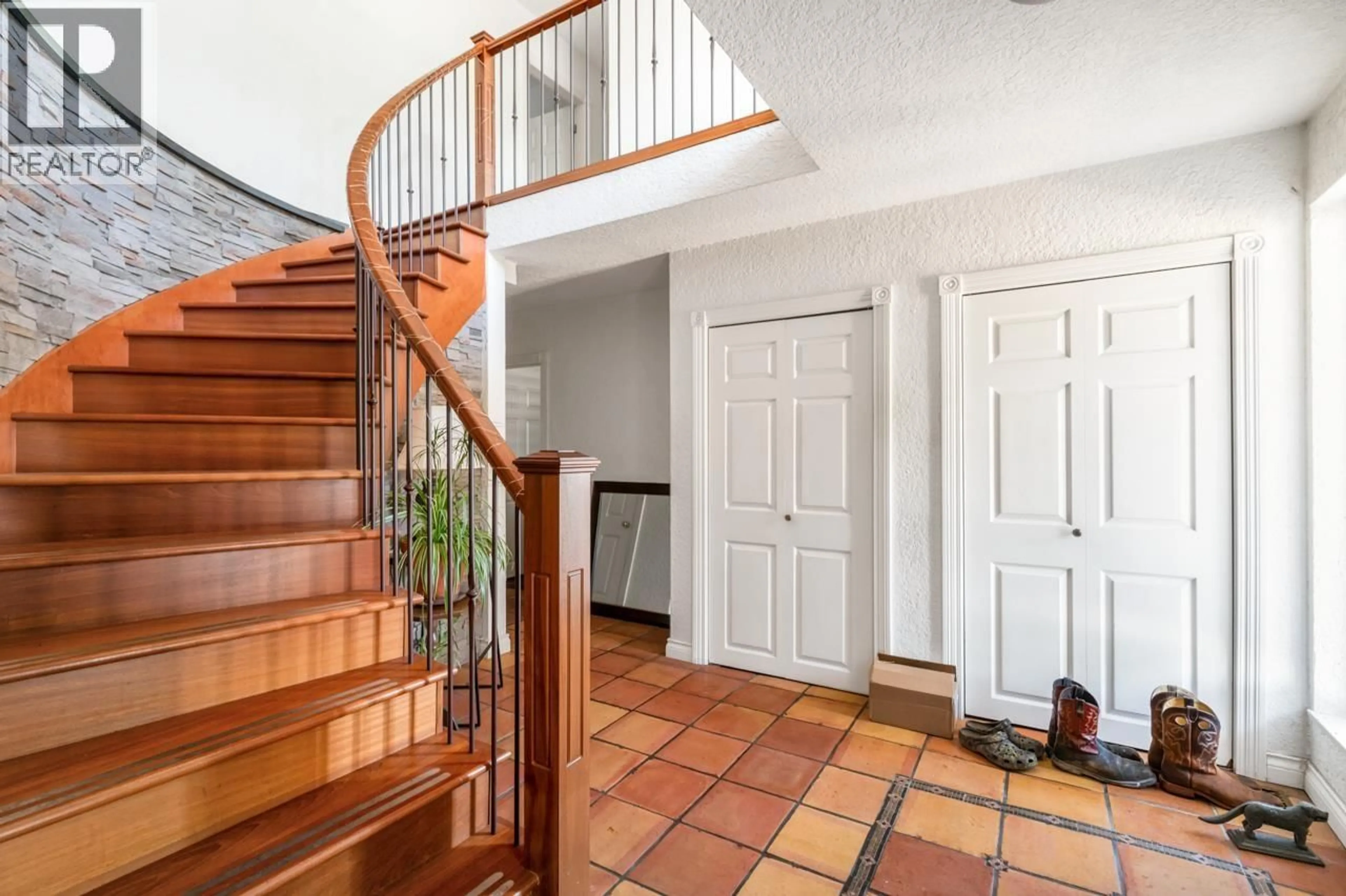 Indoor foyer for 906 PACIFIC DRIVE, Delta British Columbia V4M2K3