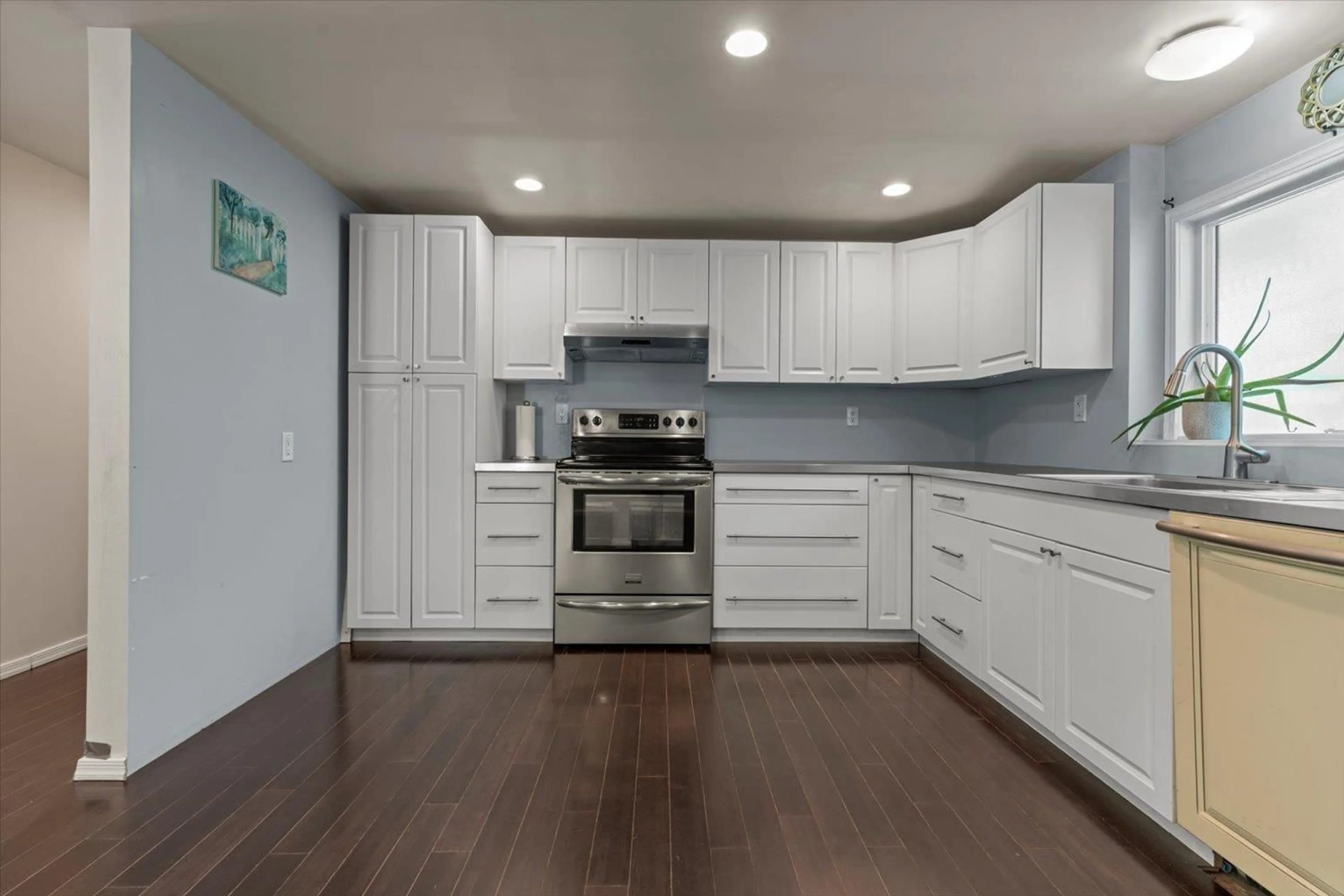 Open concept kitchen, wood/laminate floor for 49061 BELL ACRES ROAD, Sardis - Chwk River Valley British Columbia V4Z1C1