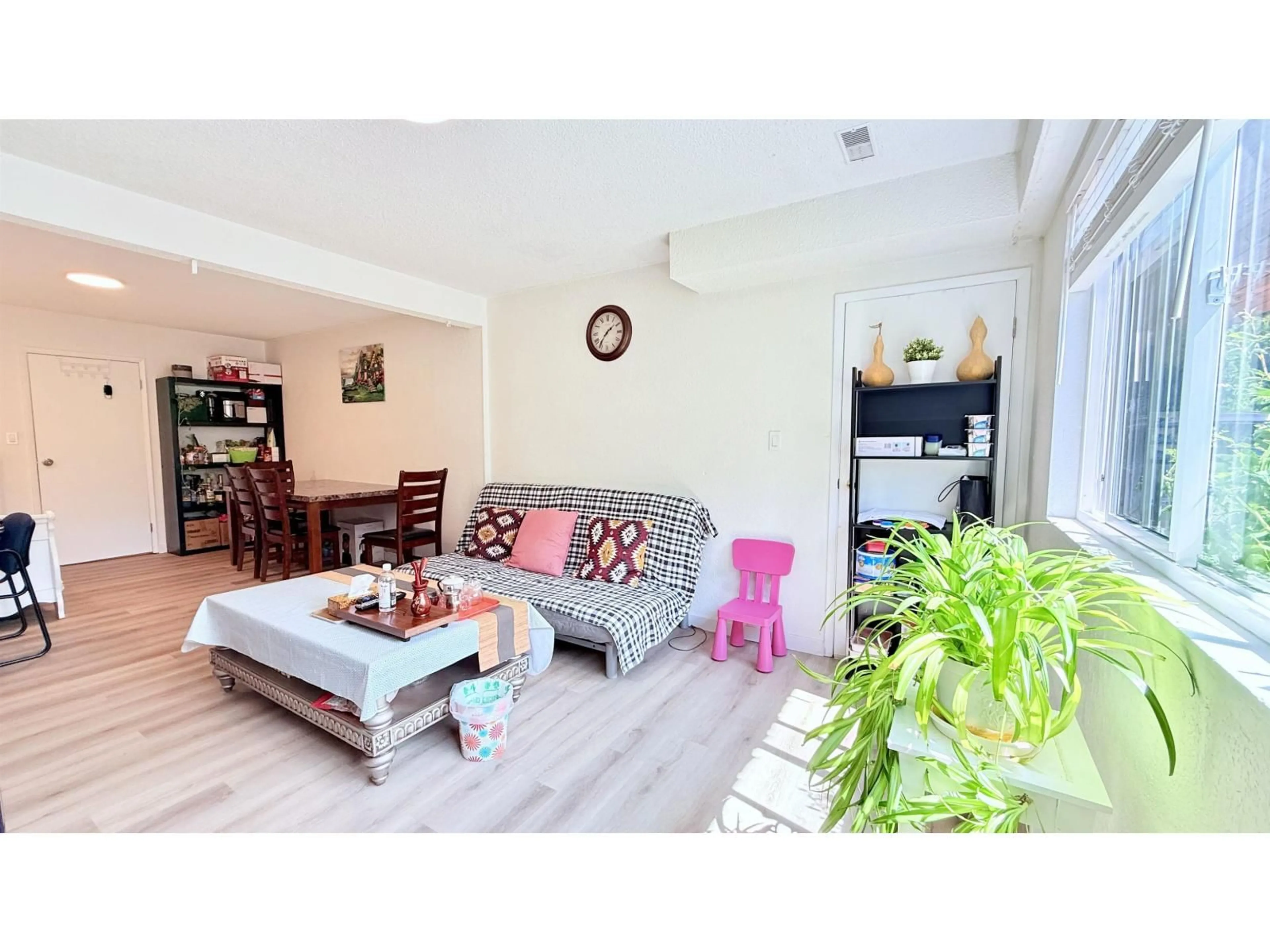 Living room with furniture, wood/laminate floor for 20763 39A, Langley British Columbia V3A4Z3