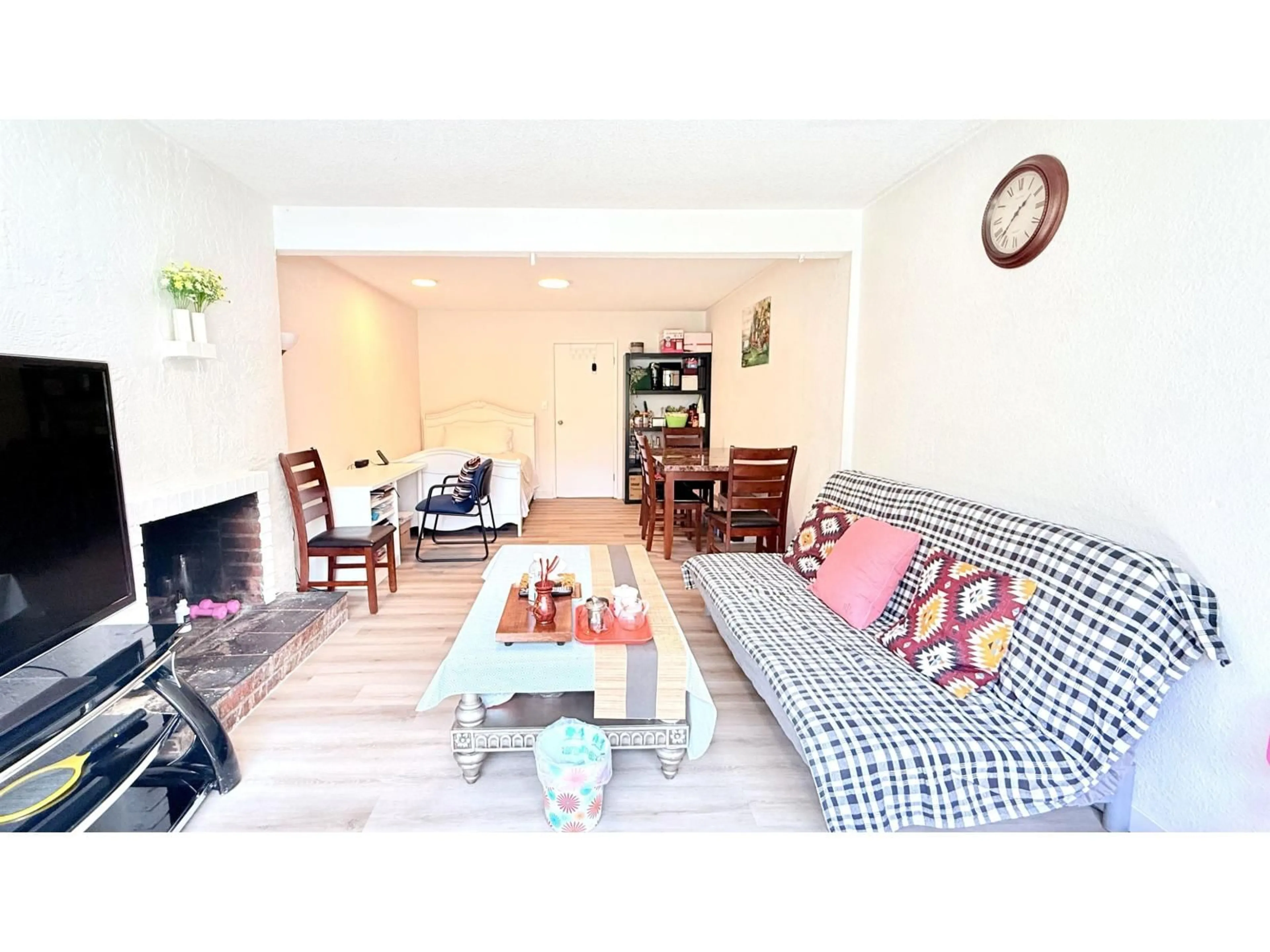 Living room with furniture, wood/laminate floor for 20763 39A, Langley British Columbia V3A4Z3