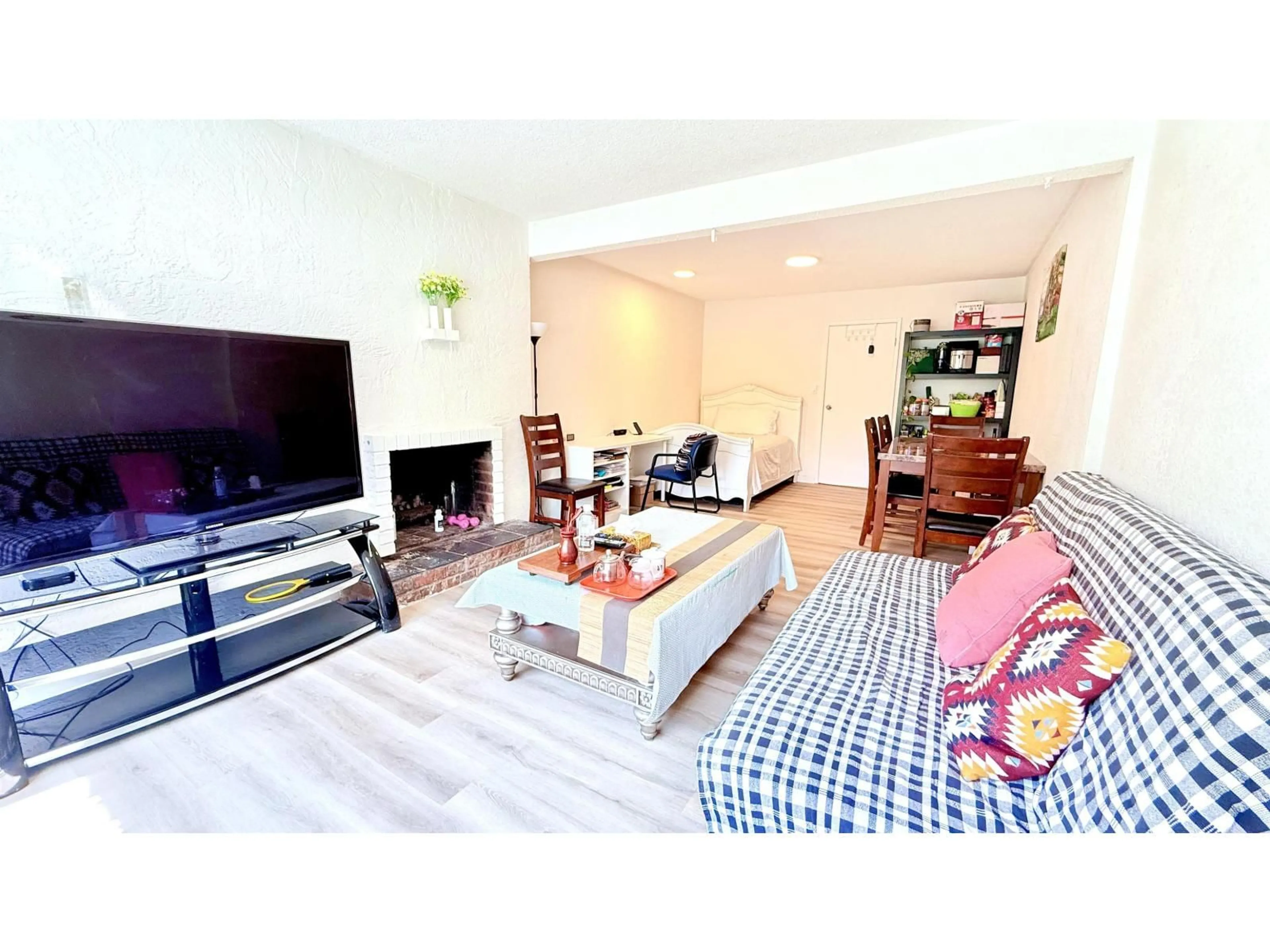 Living room with furniture, wood/laminate floor for 20763 39A, Langley British Columbia V3A4Z3