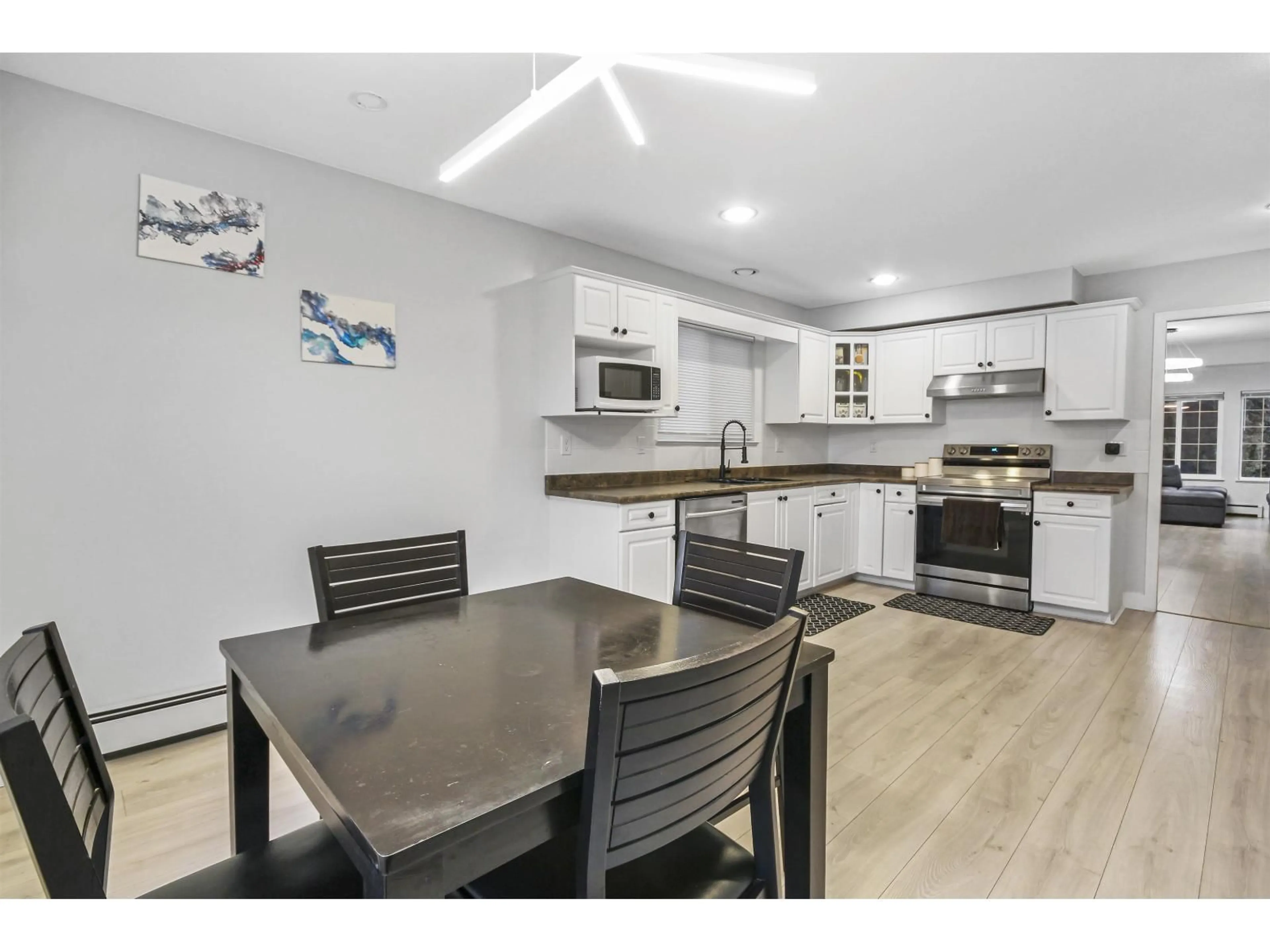 Open concept kitchen, unknown for 8213 152, Surrey British Columbia V3S3M6